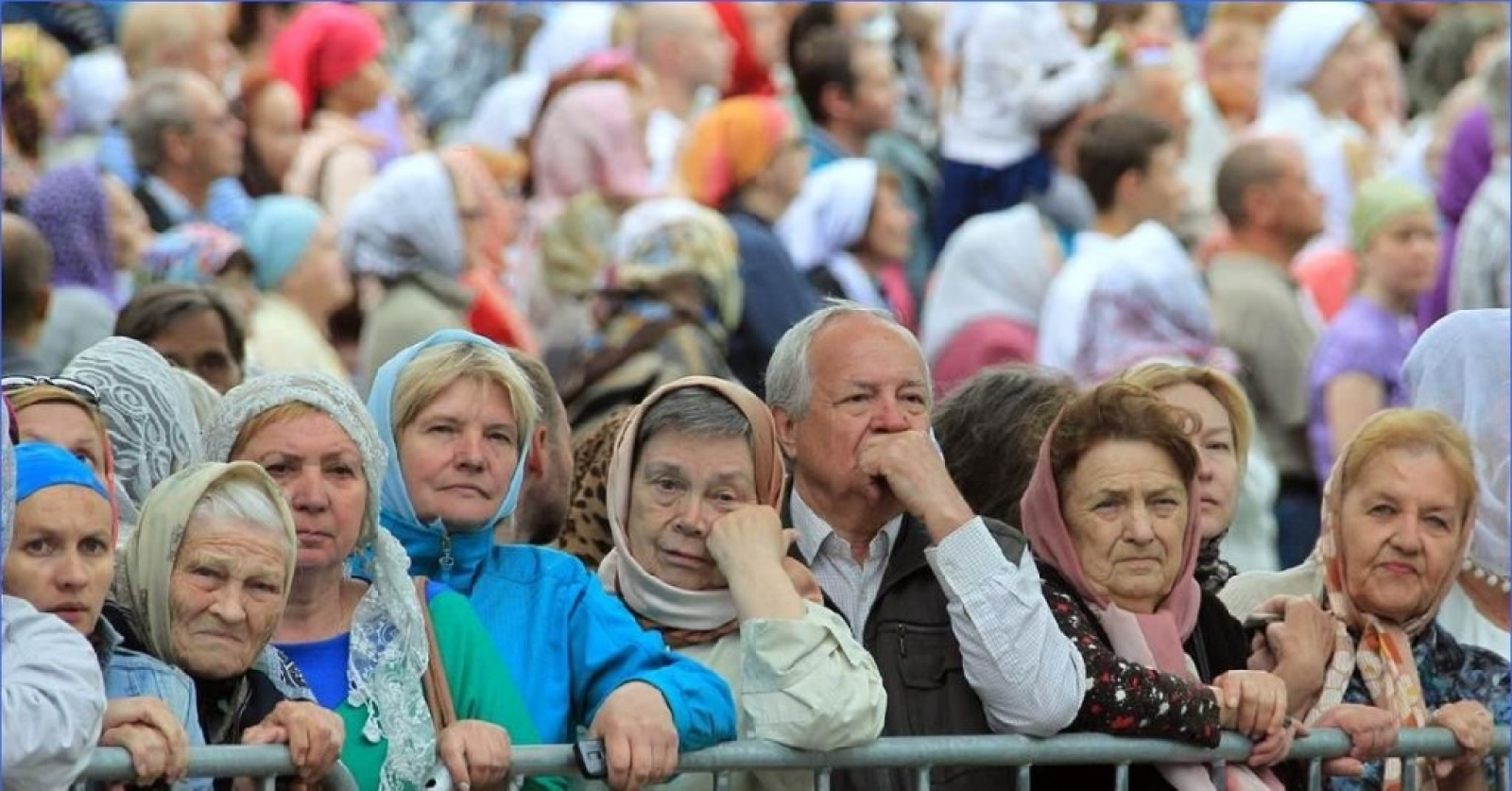 Пенсионер тк. Пенсионеры в России. Русские пенсионеры. Толпа пенсионеров. Старики в России.