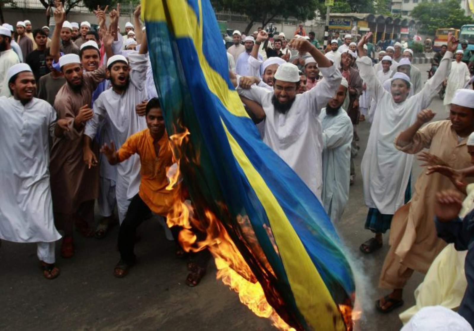 Сжигают мусульман. Арабы в Швеции. Арабы в Европе. Швед араб.