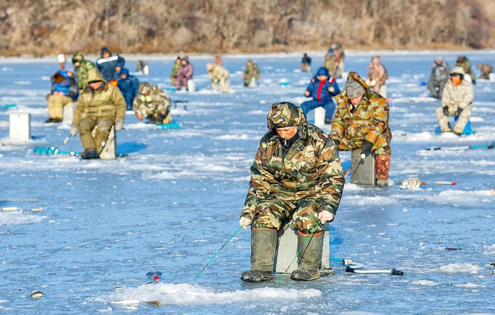 Подледный лов рыбы. Зимняя рыбалка. Рыбаки на льду. Рыбак зимой. Зимняя рыбалка на льду.