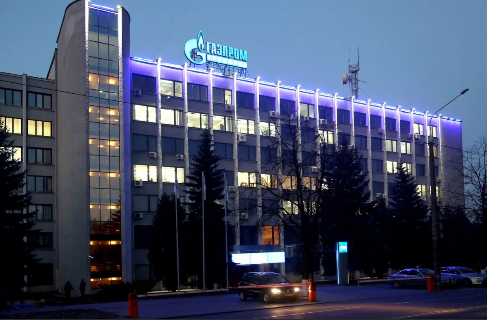 "Газпром" потребовал у Беларуси прекратить расплачиваться за газ рублями