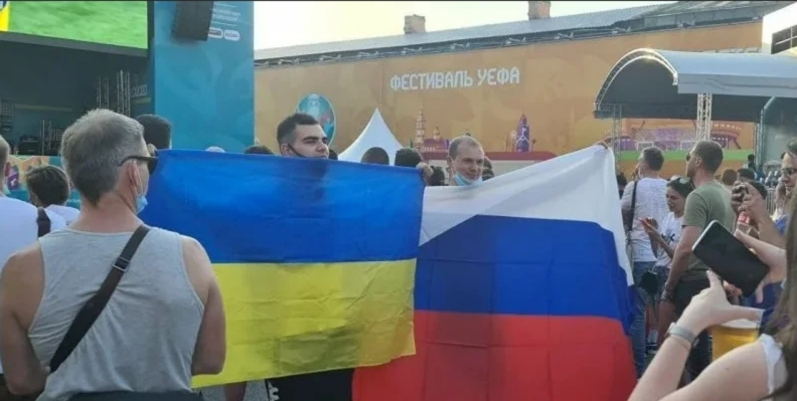 Украинский флаг россия. Парень с флагом Украины. Флаг России и Украины. Флаг украинской России. Парень с украинским флагом.