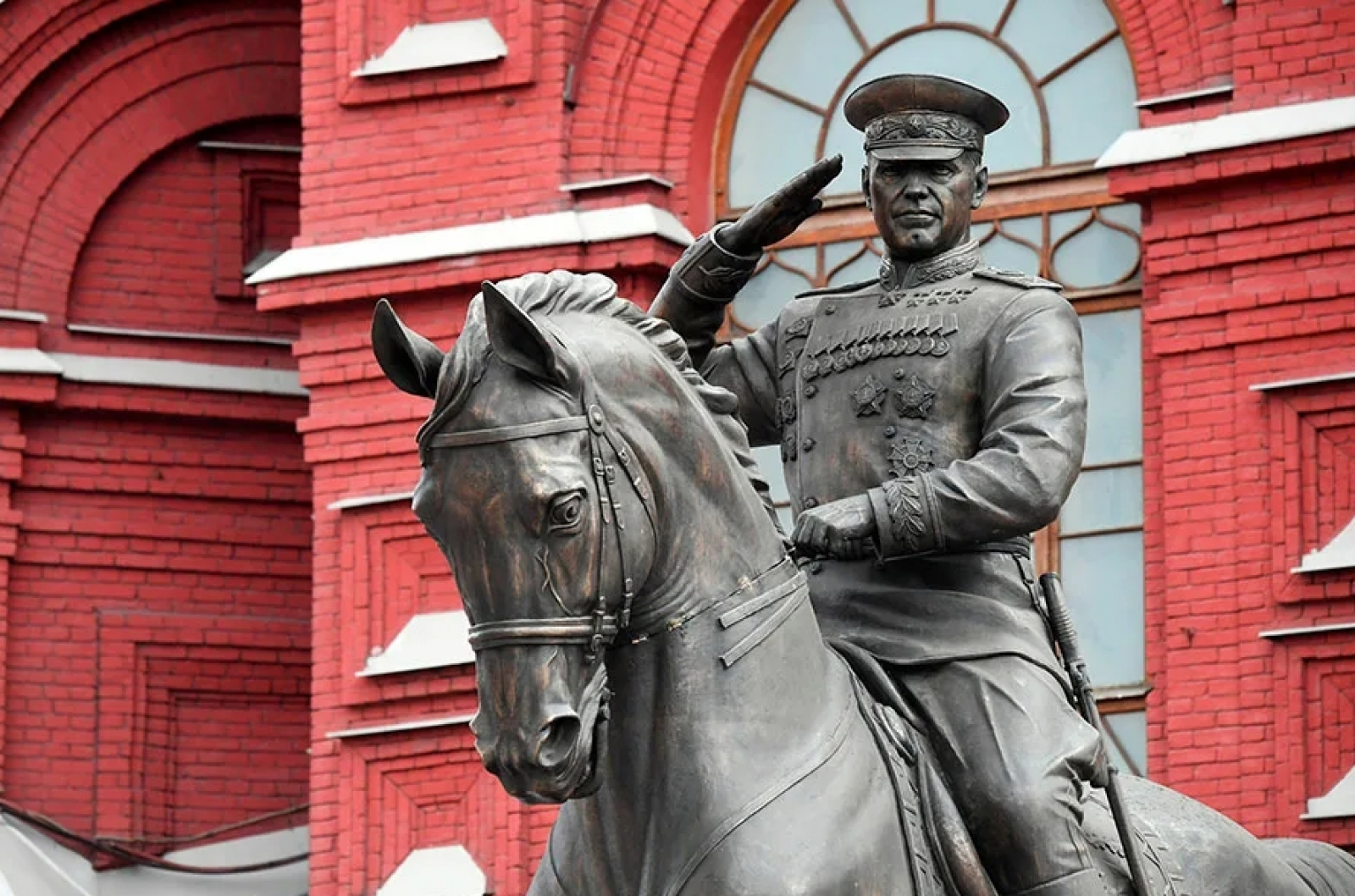 Памятник Жукову на коне в Москве