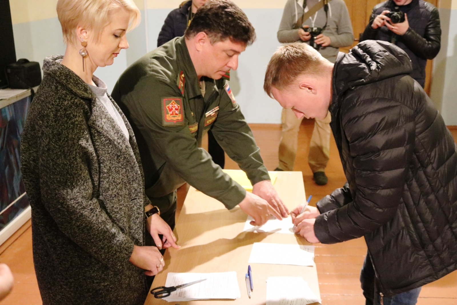 Сотрудники мобилизация. Лустов Станислав военкомат Вологда. Вологодский военкомат комиссар. Вручение повесток призывникам. Вручение повестки в военкомат.