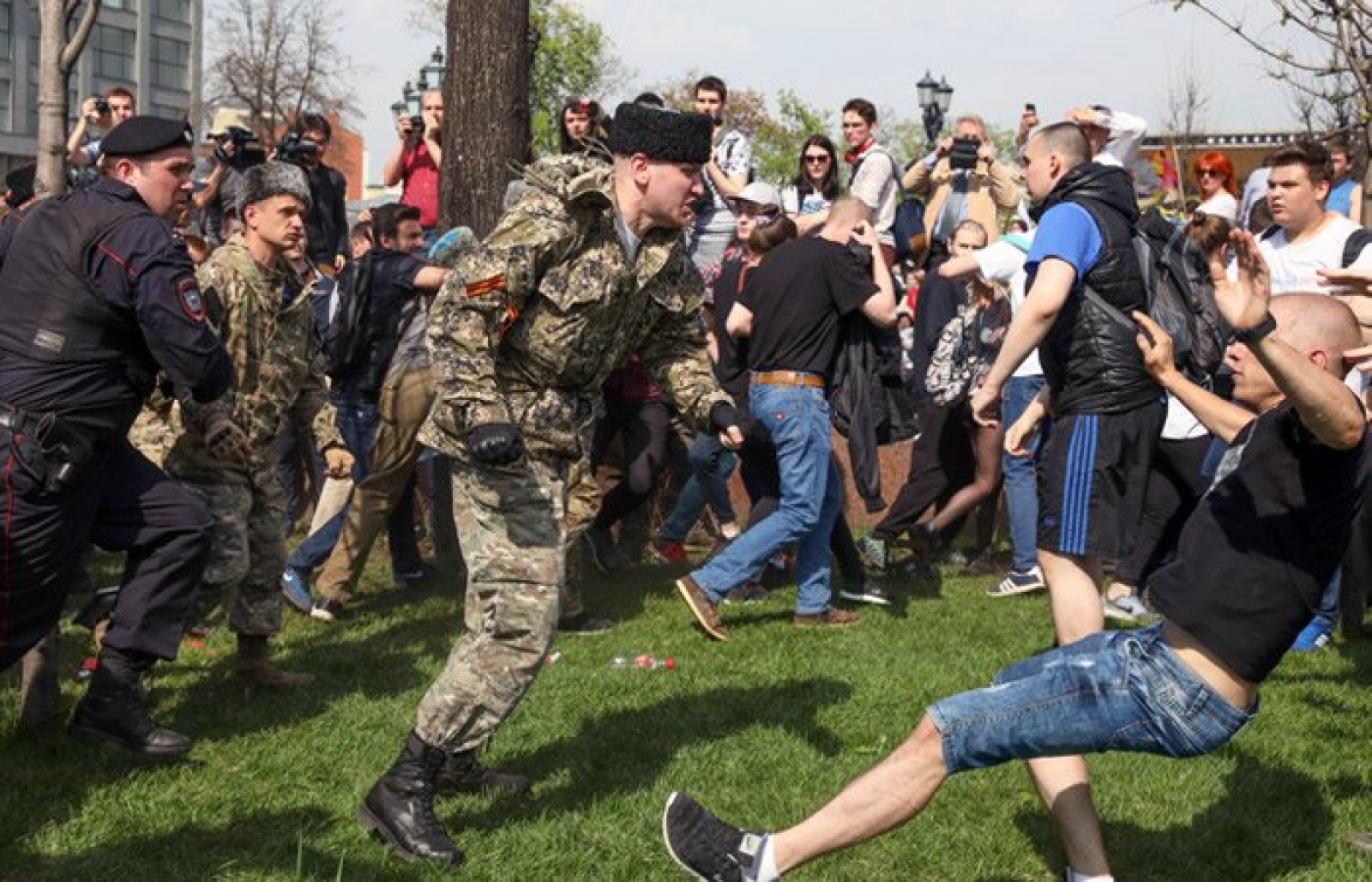5 мая 2018 г. Казаки нагайками разгоняют митинг в Москве. Казаки избивают людей нагайками. Казаки разгоняют демонстрацию в Москве.