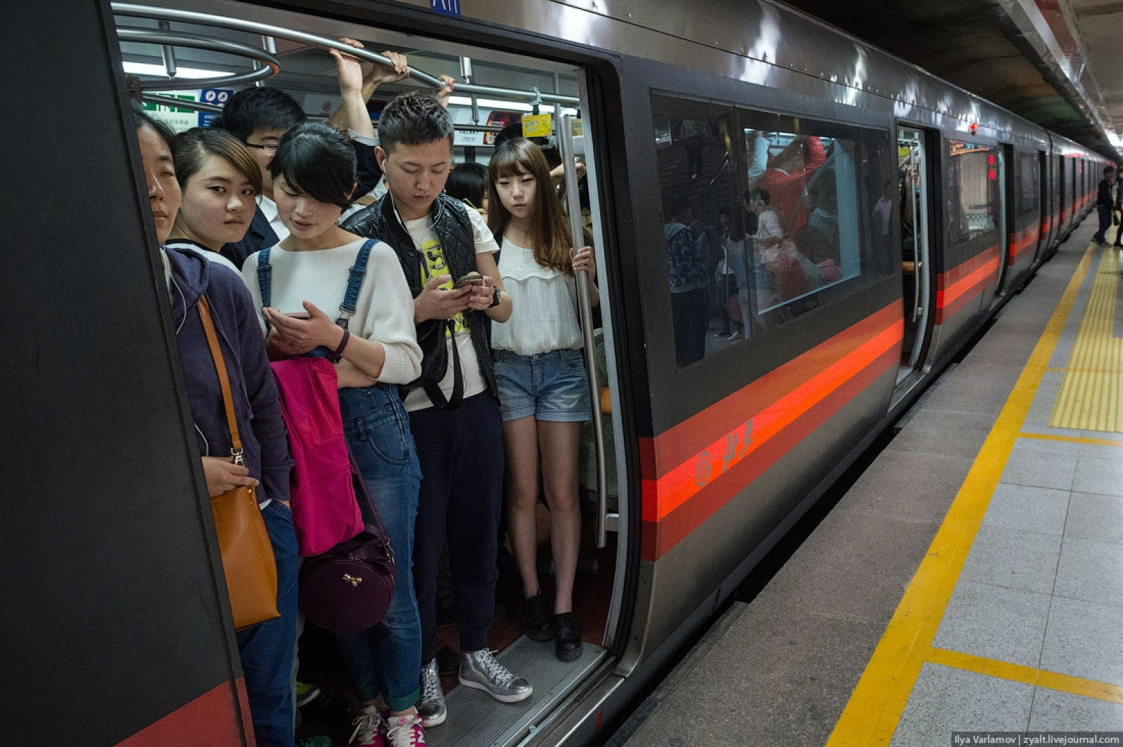 Кольцевая линия метро пекин. Метро поезд Пекин. Китайское метро Пекин. Вагон метро Пекин. Метро Пекина 2022.