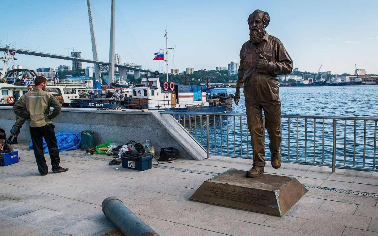 памятник солженицыну в москве