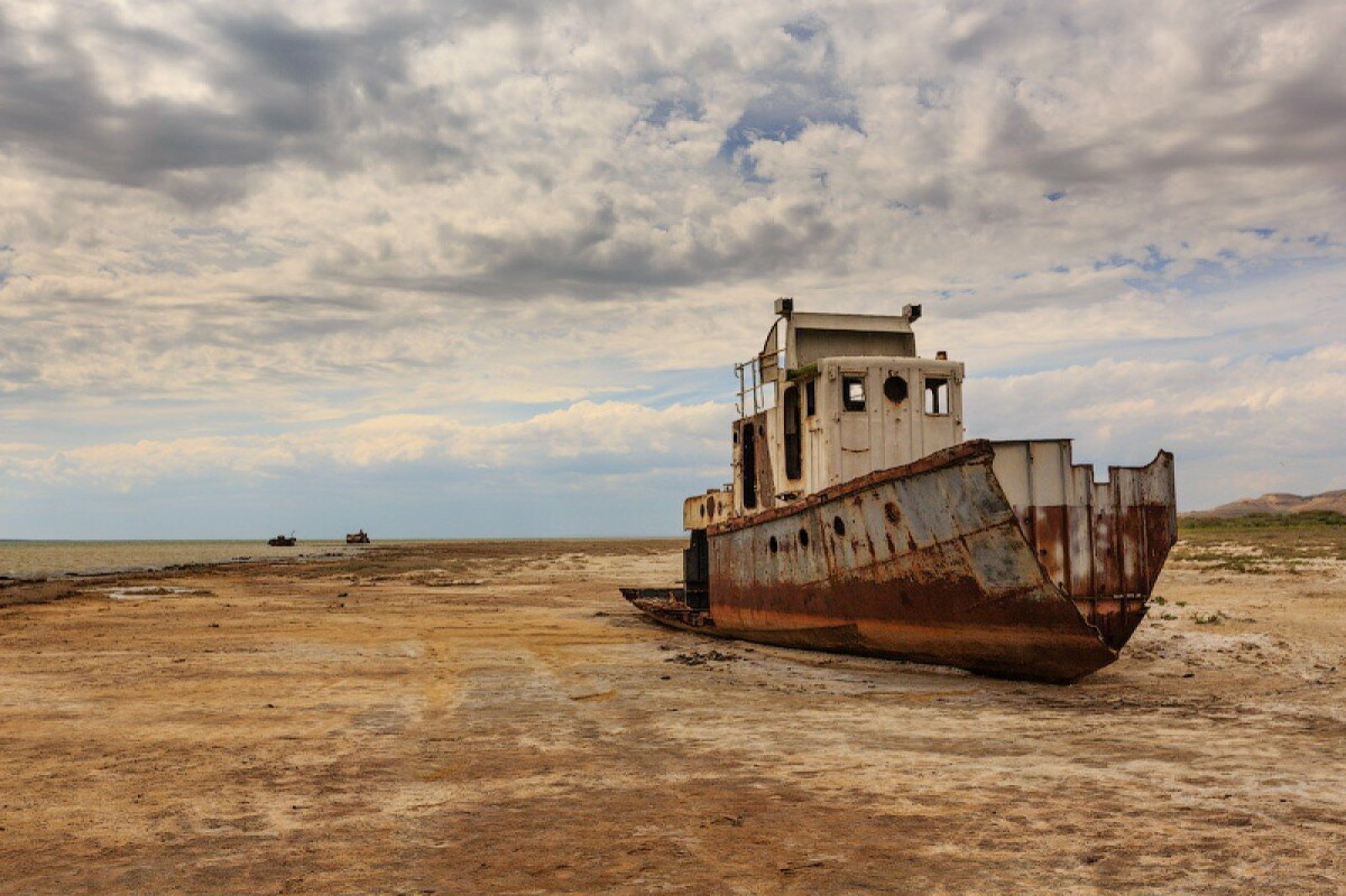 Арал каспий. Остров БАРСАКЕЛЬМЕС Аральское море. Высохшее море Аральское море. Исчезнувшее море Аральское море. Море высохло Аральское море.