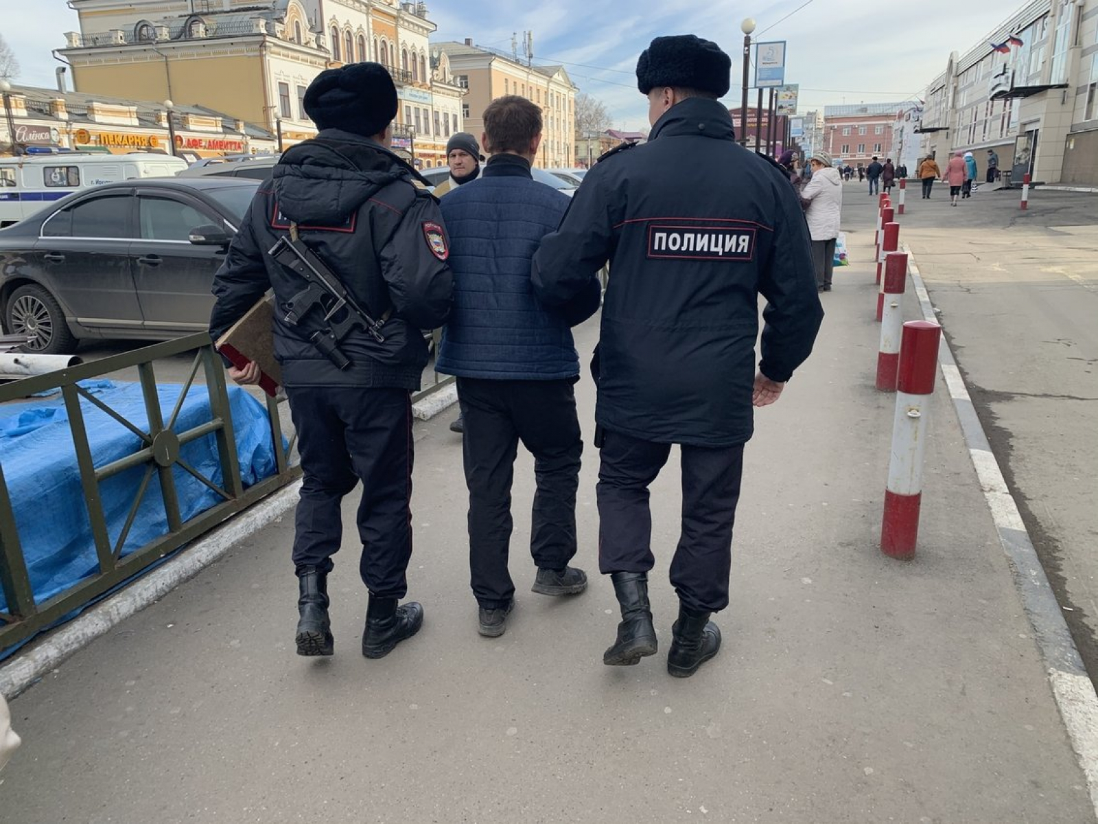 Милиционеры задержали. Российский полицейский. Полиция и преступники. Полиция ППС на улице.