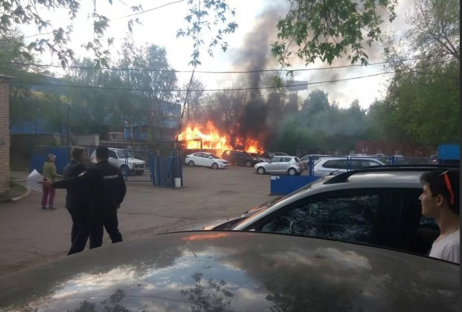 Поджог кафе чародейка. Поджег кафе. Сожгли кафе. Поджег кафе в Воронеже 1995год. Поджег кафе 90 е.