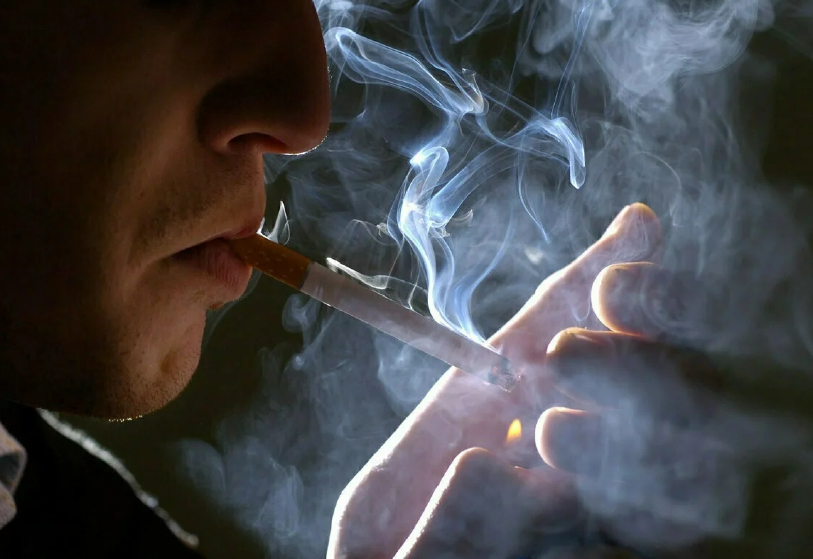Курение картинки. Курение. Курит сигарету. Табакокурение.