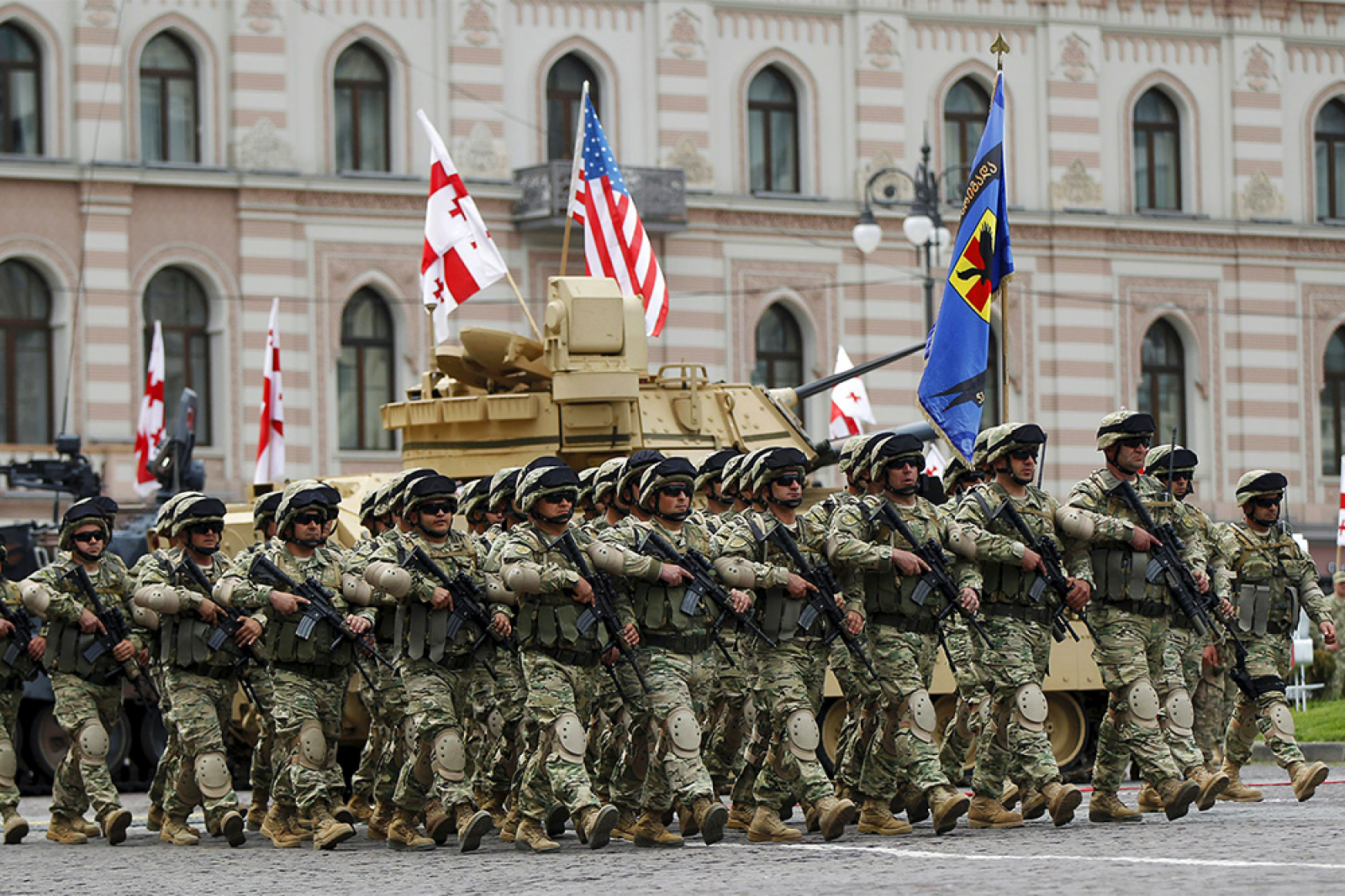 Военные победы стран. Военный парад в США на день независимости. Парад армии США. Военный марш США. Парады войск в США.