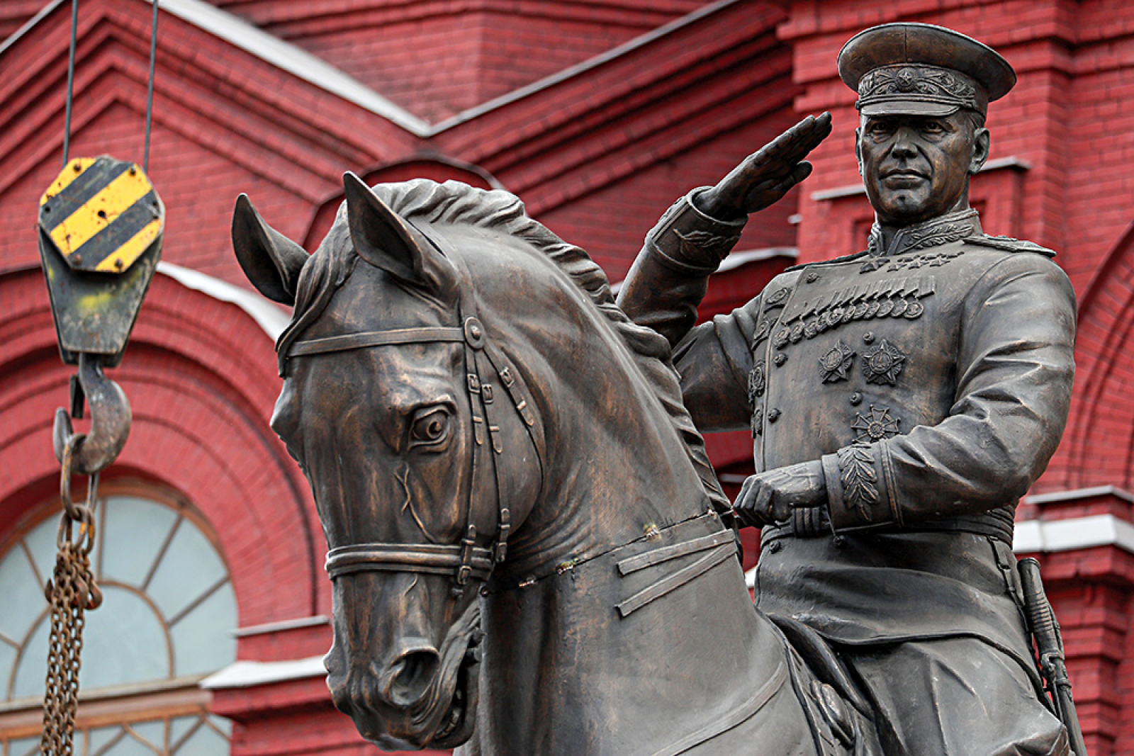 Что означает гур написанный на памятнике жукову. Памятник Георгию Жукову в Москве. Памятник маршалу Жукову. Памятник Жукову на Манежной площади.