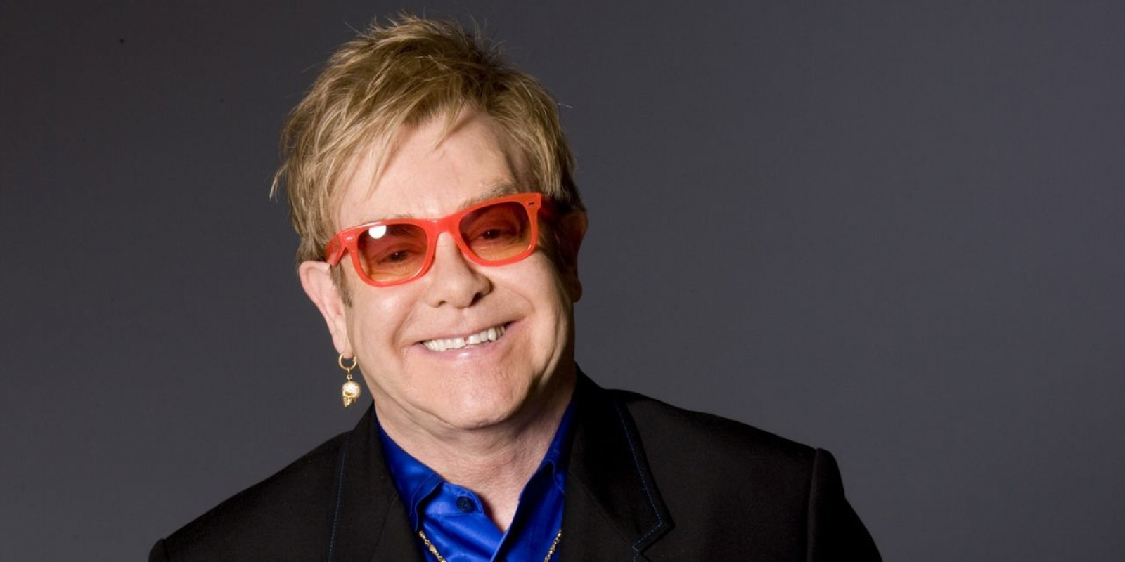 Me elton john. Элтон Джон красные очки. Элтон Джон в Красном. Elton John. Певец Элтон Джон.