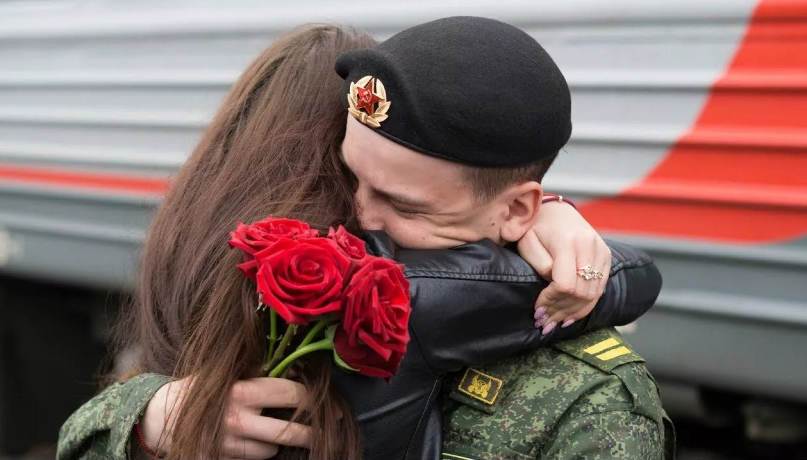 Подарки женам участников сво. Девушка солдат. Встреча солдата. Военный с цветами. Солдат обнимает.