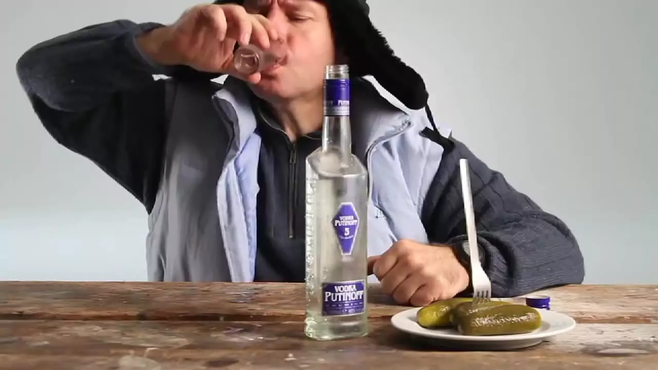 Русские мужики пьют. Человек с рюмкой.