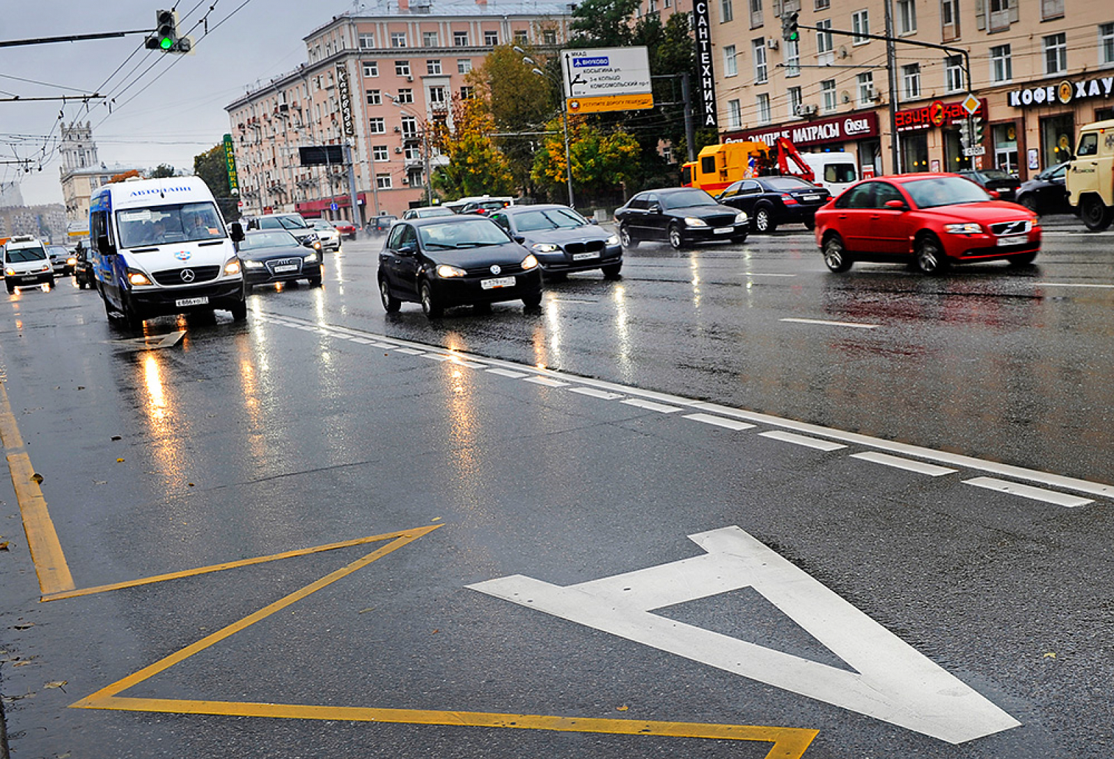 Выделенная полоса. Выделенка в Москве. Выделенка Комсомольский проспект. Автобусная полоса.