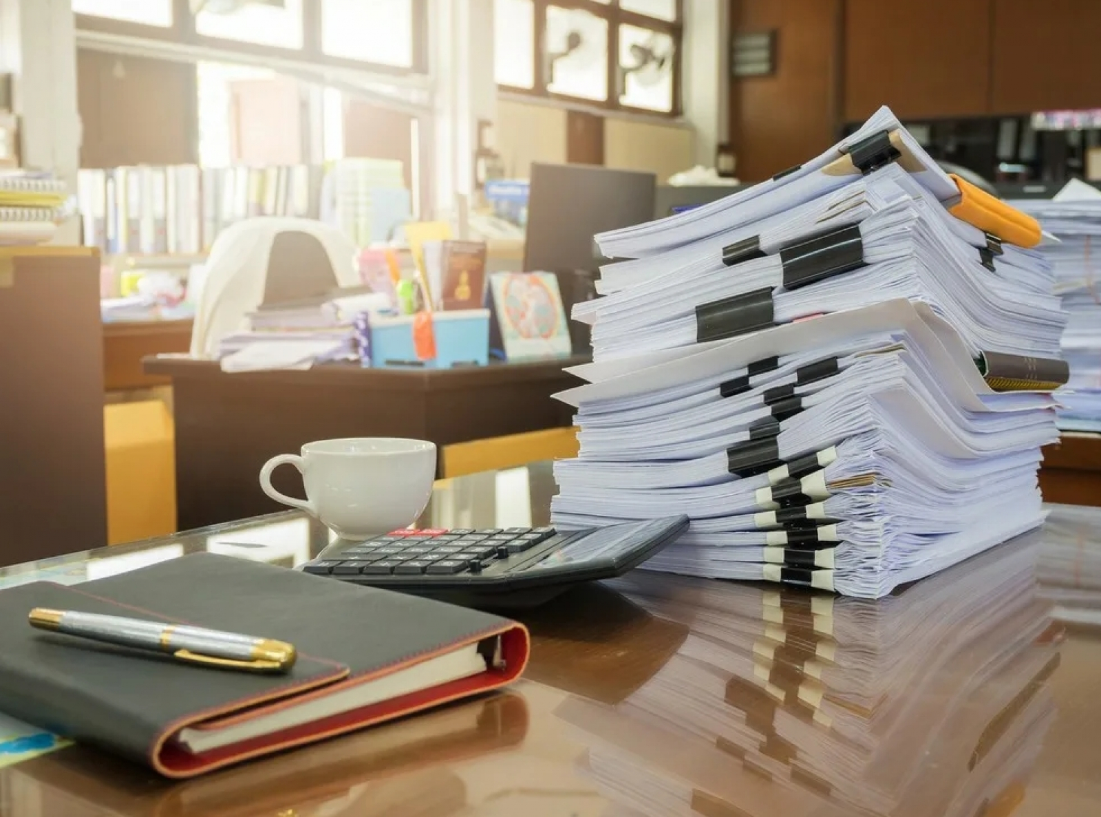 Office papers. Бумаги на столе. Много бумаг на столе. Бумага для офиса. Стопка документов на столе в офисе.