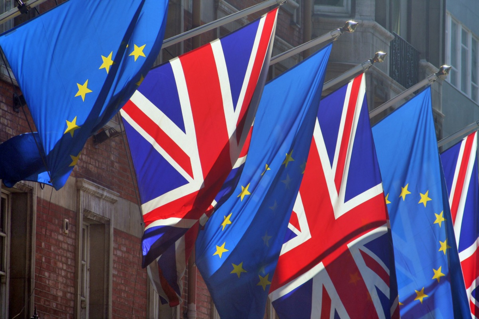 Почему в британии приспущены флаги. Британия Ирландия и бреесит. Британия Брекзит. Европейский Союз без Великобритании. Раскол Евросоюза ЕС.