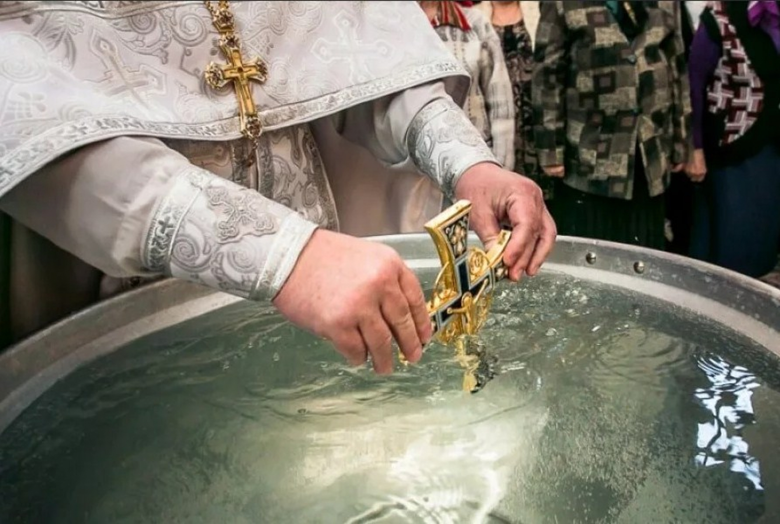 Со святой водой. Святая агиасма. Крещение Господне Святая вода. Освящение воды на крещение. О крещенской воде.