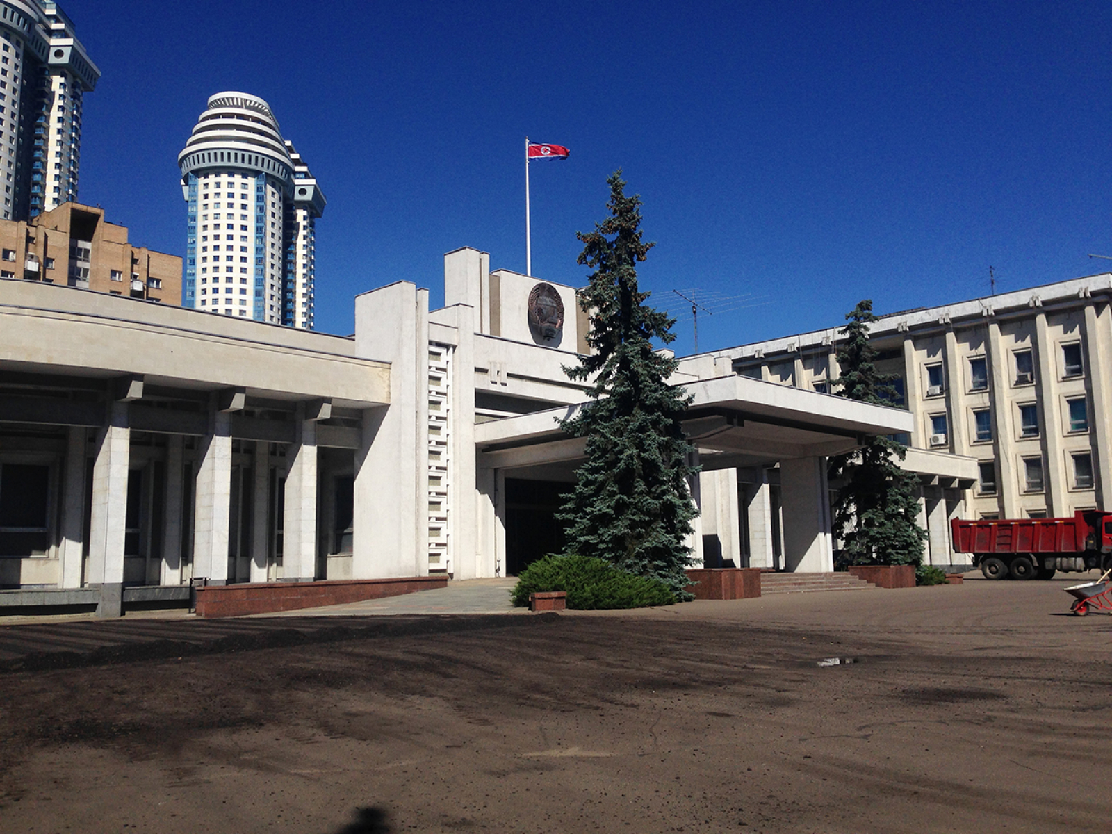 Мэрия Москвы временно запретила смеяться на улице, где находится посольство  КНДР