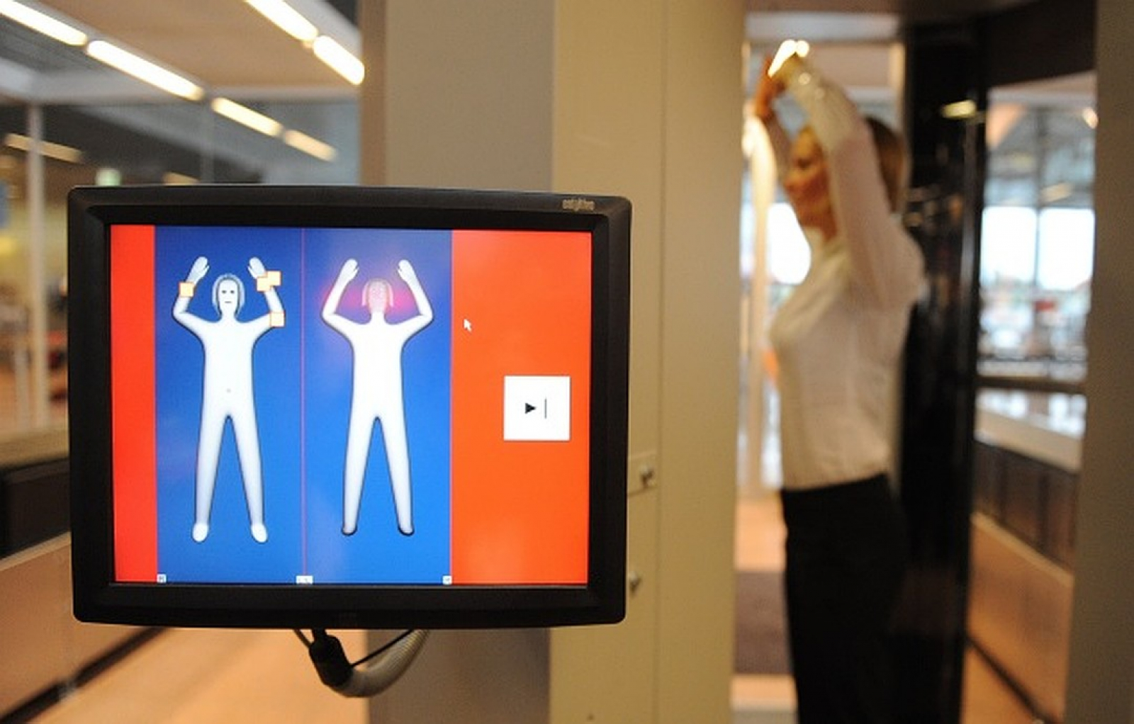 Как видит людей сканер в аэропорту
