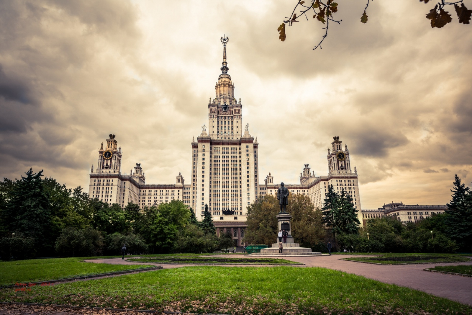 Какс мгу. Московский государственный университет имени м.в.Ломоносова，МГУ. МГУ - Московского государственного университета имени Ломоносова.. Главное здание МГУ им. м.в. Ломоносова. МГУ им Ломоносова здание.