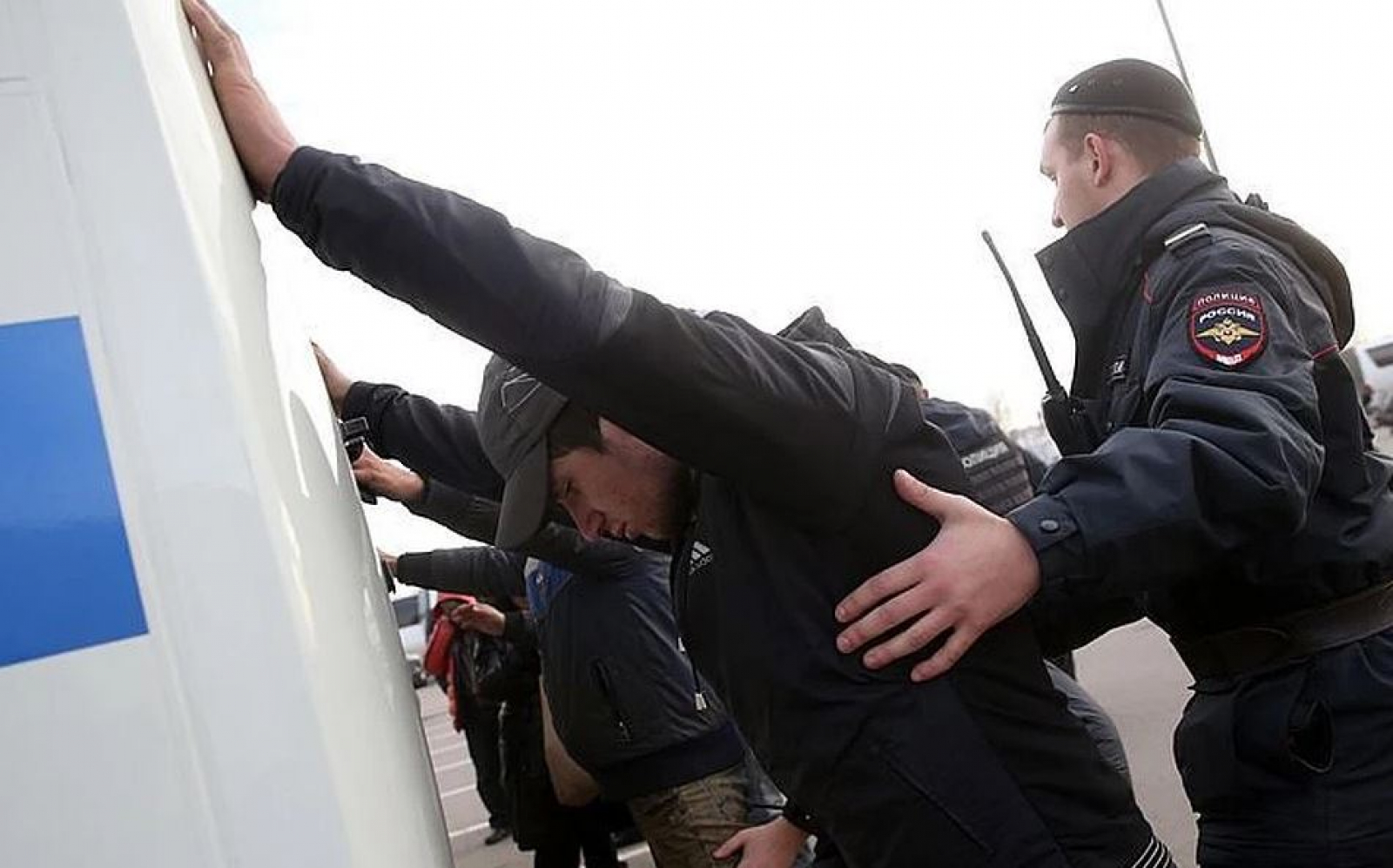 В москве бьют таджиков. Полиция задержал мыгрант.