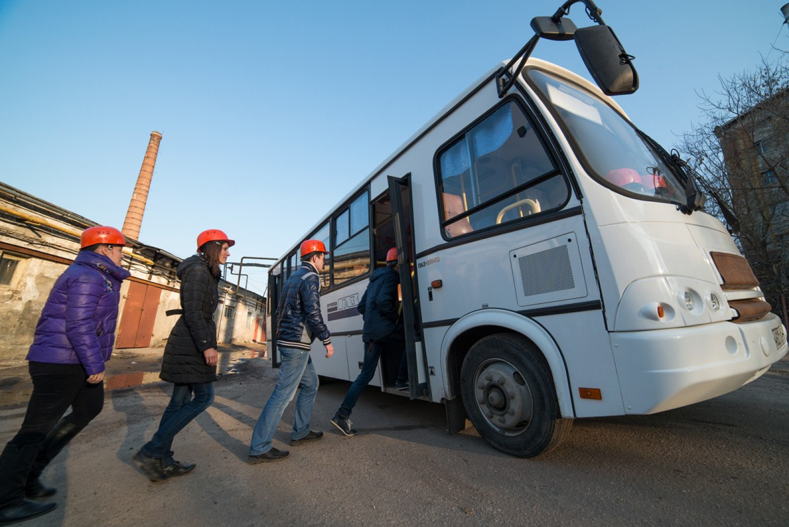 Люди в микроавтобусе