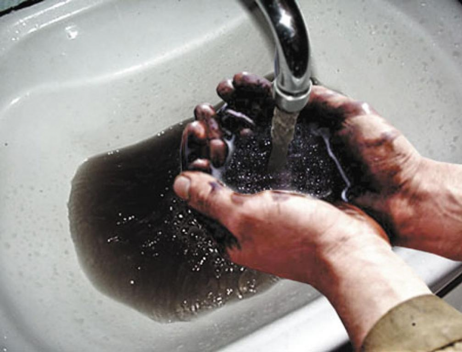 Смыть водой кровь. Грязная вода из крана. Загрязненная вода из крана. Водопроводная вода.