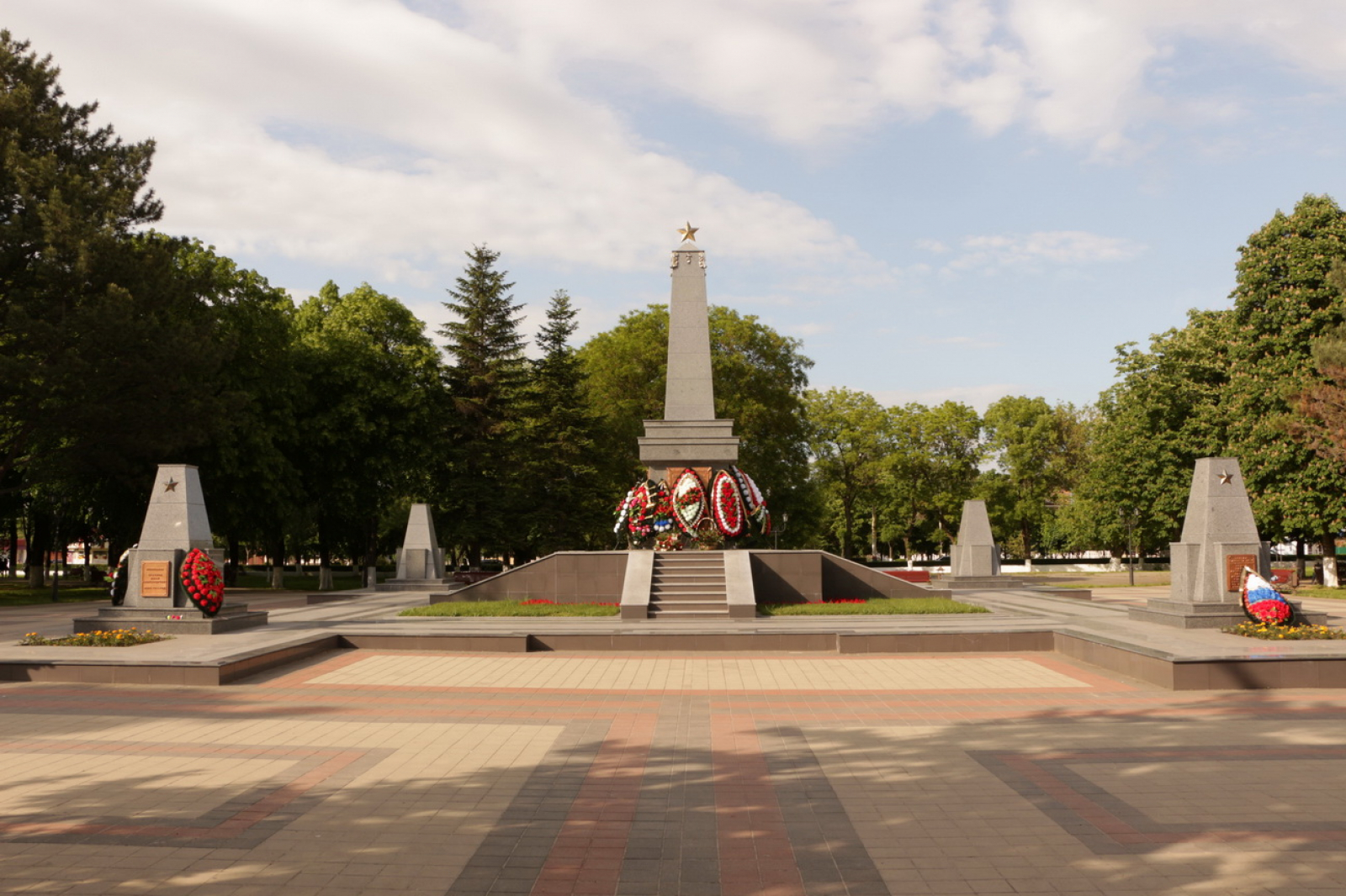 Армавир фото города. Армавир город воинской доблести. Армавир город воинской доблести Стелла. Мемориал в городе Армавире. Памятники города Армавира.