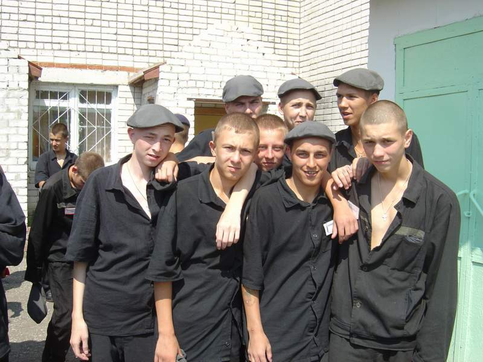 Малолетних бандитов. Икшанская воспитательная колония для несовершеннолетних 2002 году. Тюрьма для несовершеннолетних. Детская колония для несовершеннолетних. Воспитательно Трудовая колония для несовершеннолетних.