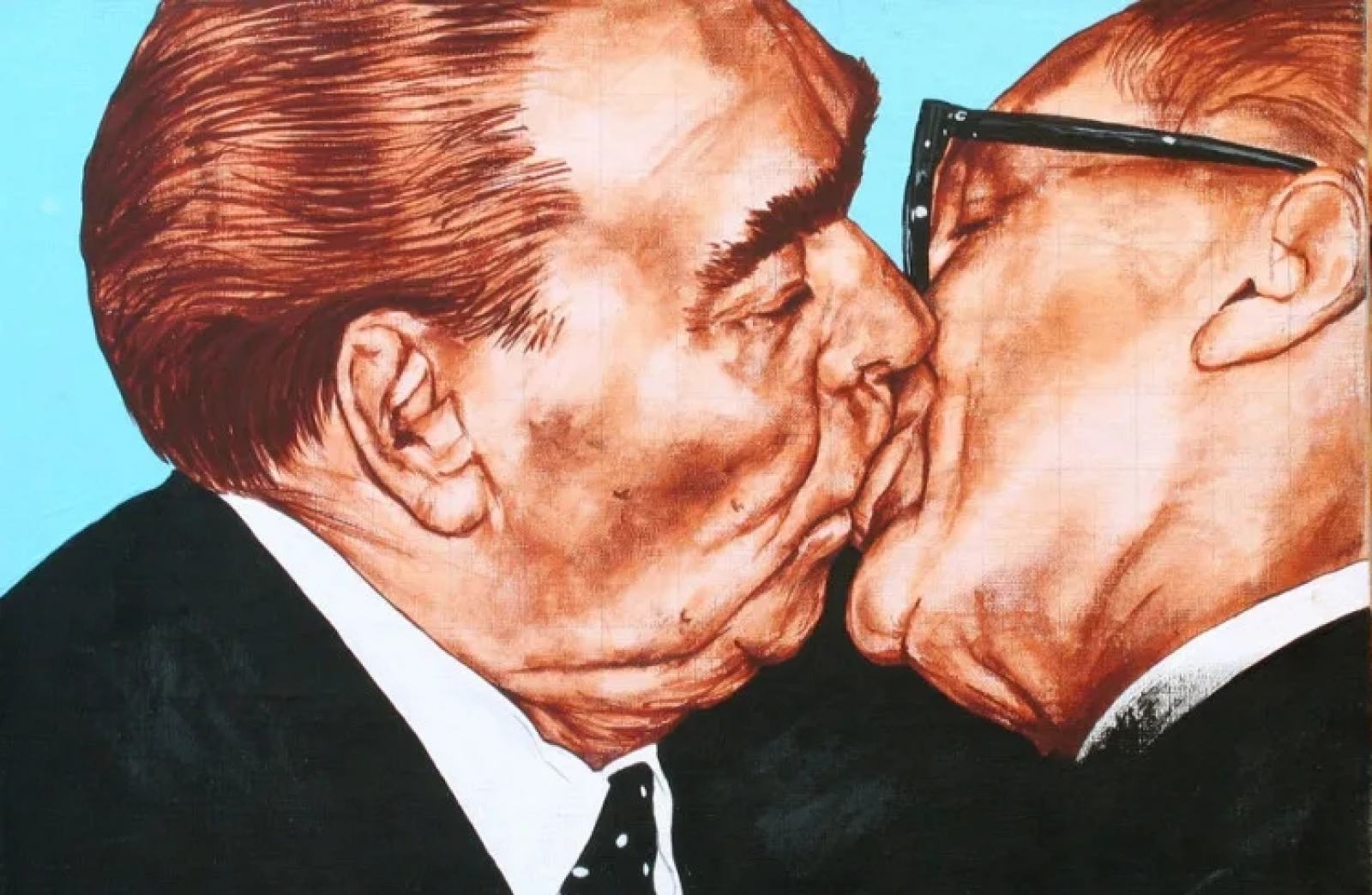 Враги целуют жадно 2 часть. Брежнев и Хонеккер поцелуй. Брежнев целует в губы Хонеккера. Поцелуй Брежнева и Хонеккера арт.