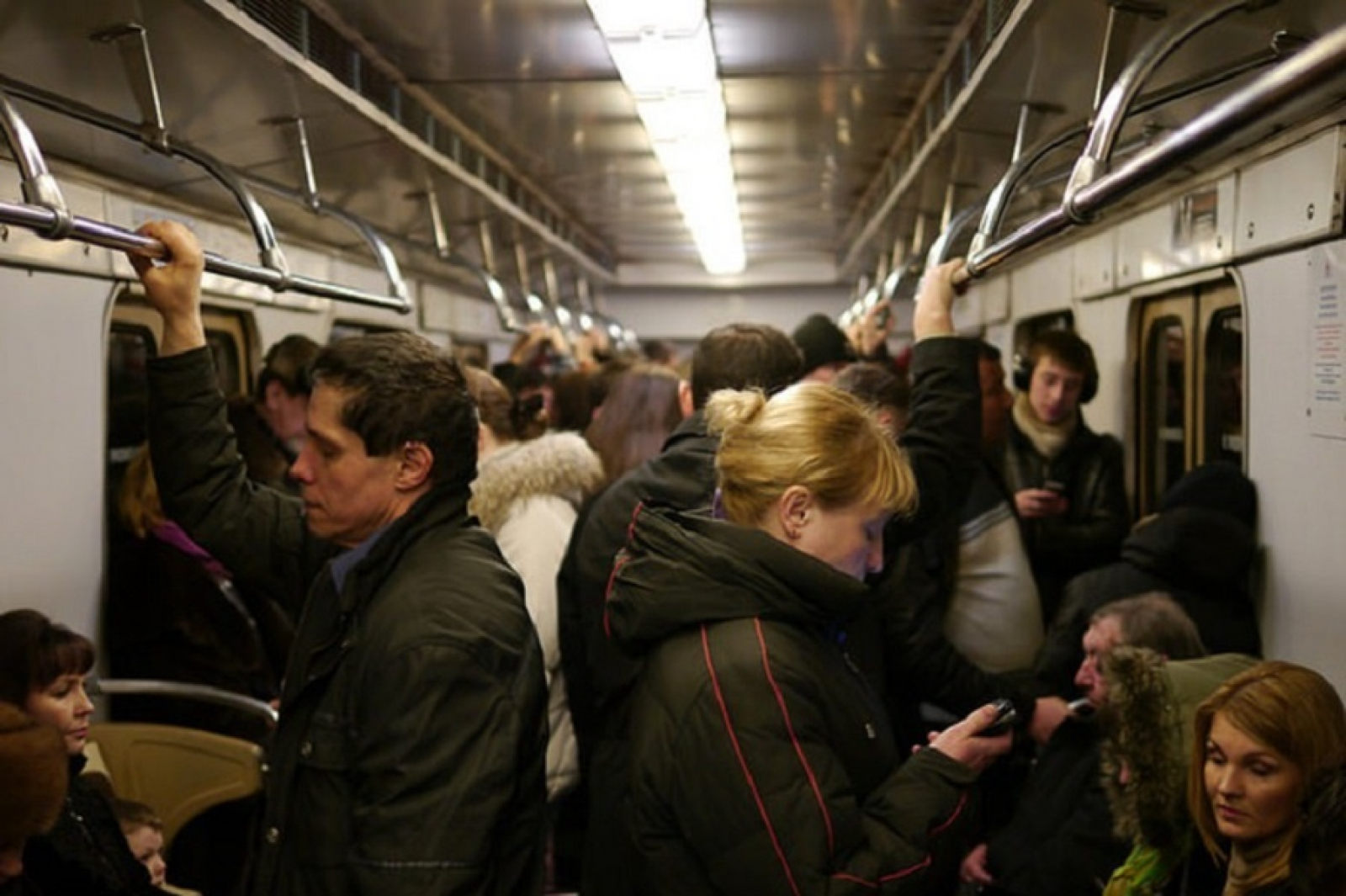 Много людей в метро