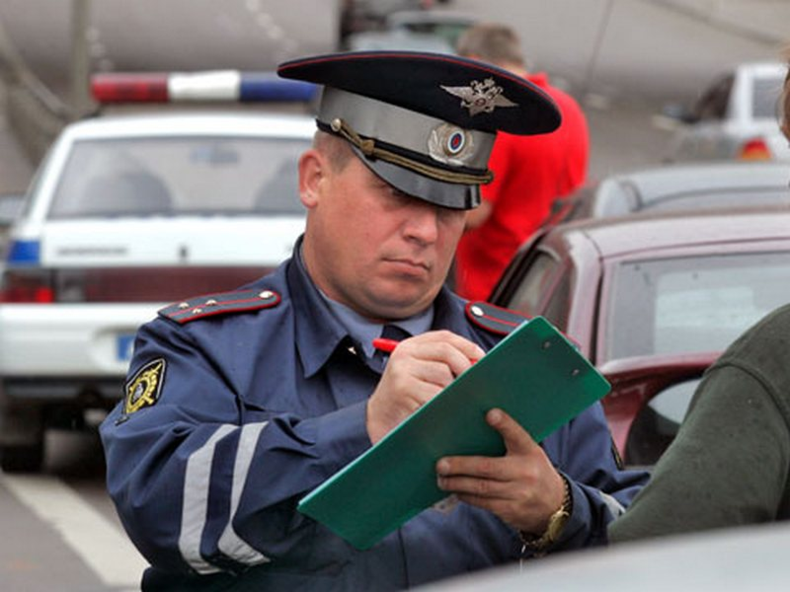 Оформить автомобиль без прав. Полицейский штраф. Выписывает штраф. Инспектор выписывает штраф. Инспектор ГИБДД штраф.