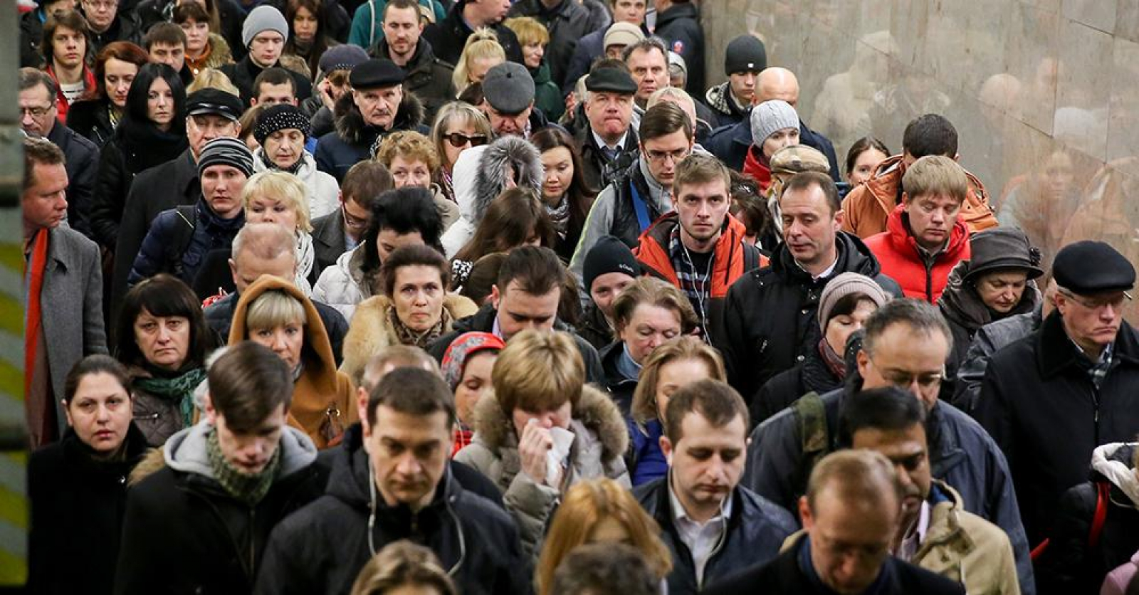 Рыжая толпа русское. Толпа людей с грустными лицами. Угрюмые россияне. Хмурое лицо. Много русских людей.