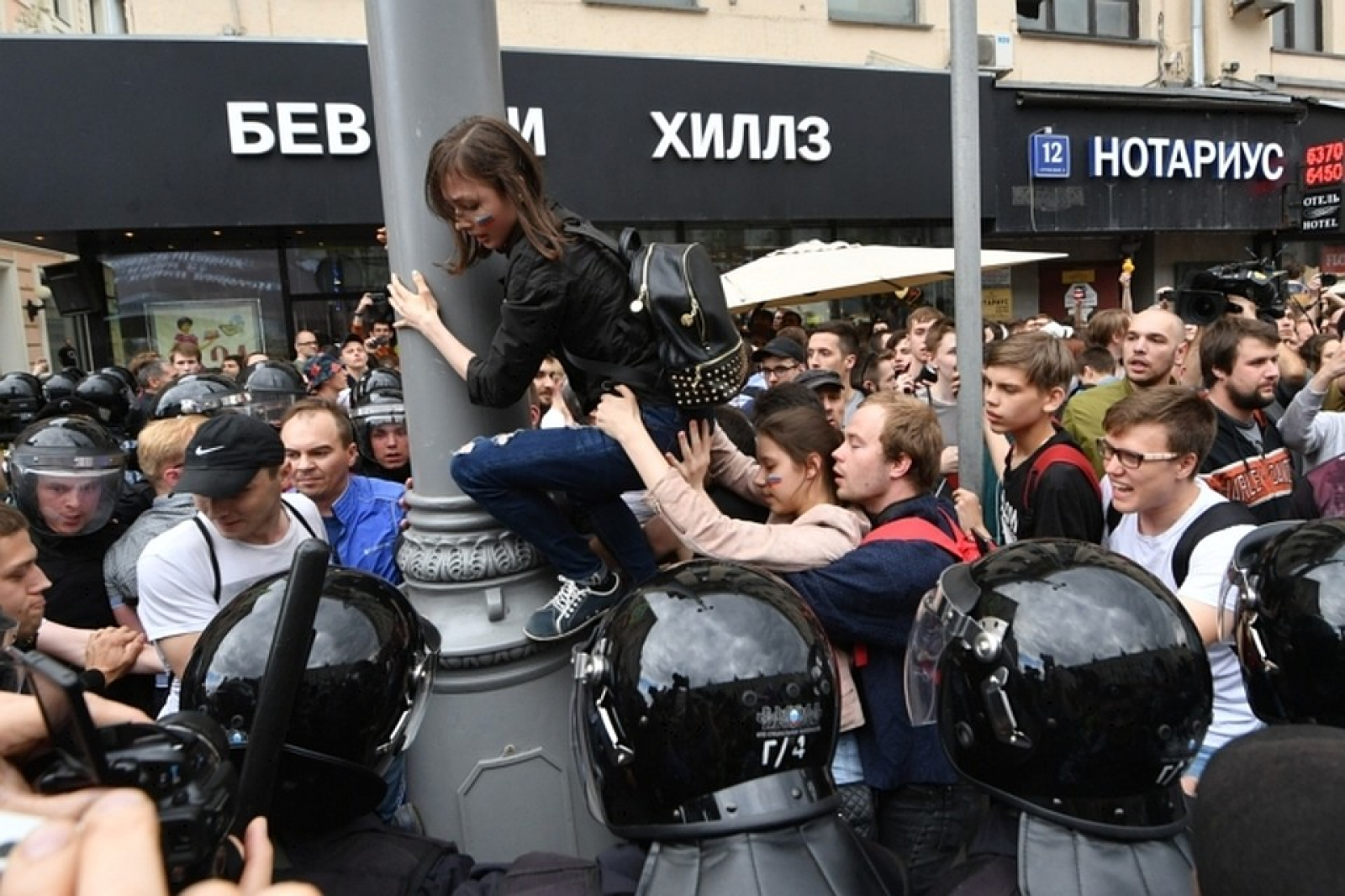 Несите следующего. Реконструкторы против Навального. Навальнята против реконструкторов. Смешные картинки про утренние митинги. Реконструкторы против полиции.