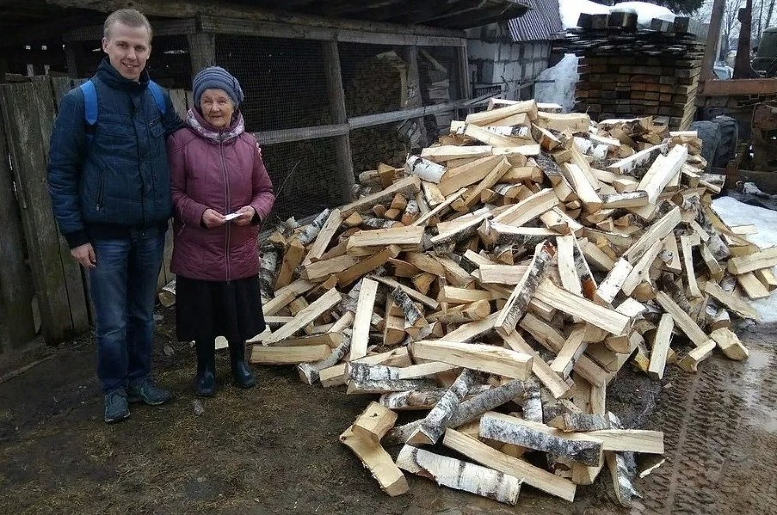Купить дрова бабушке. Бабушка с дровами. Дрова в России. Дрова в подарок. Дрова для пенсионеров.