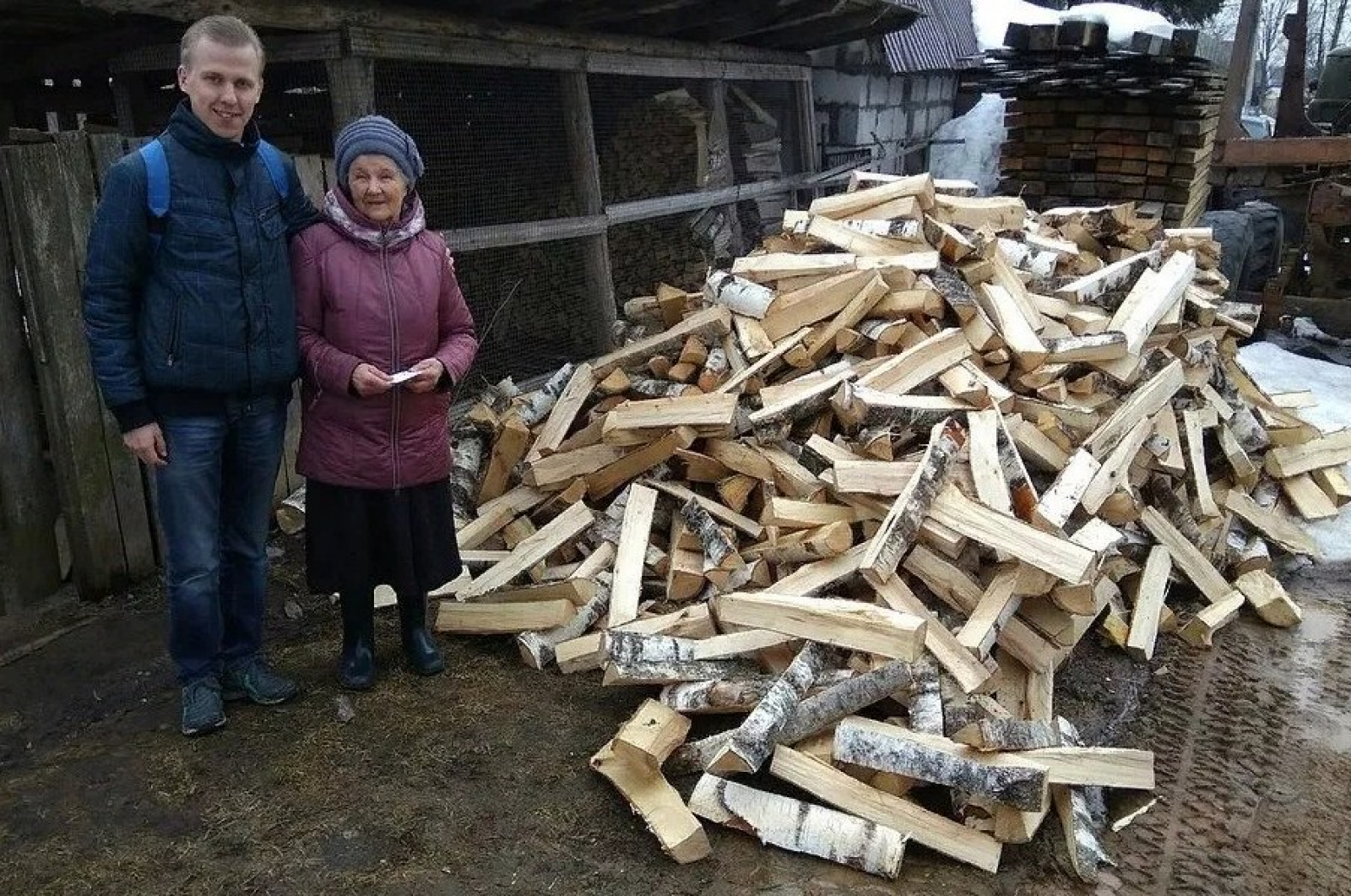 Кравших дрова. Дрова. Бабушка с дровами. Дрова в подарок.