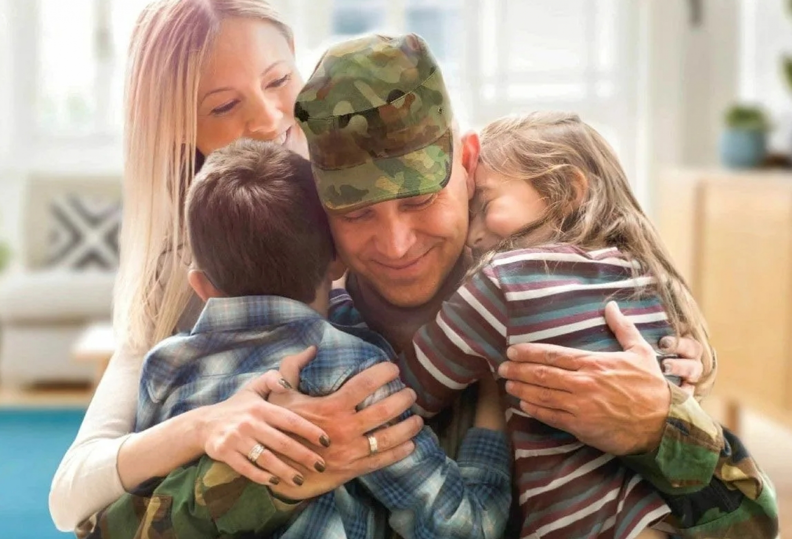 Подарки женам участников сво. Военная ипотека. Семья военного. Военный с ребенком. Ипотека военнослужащим.