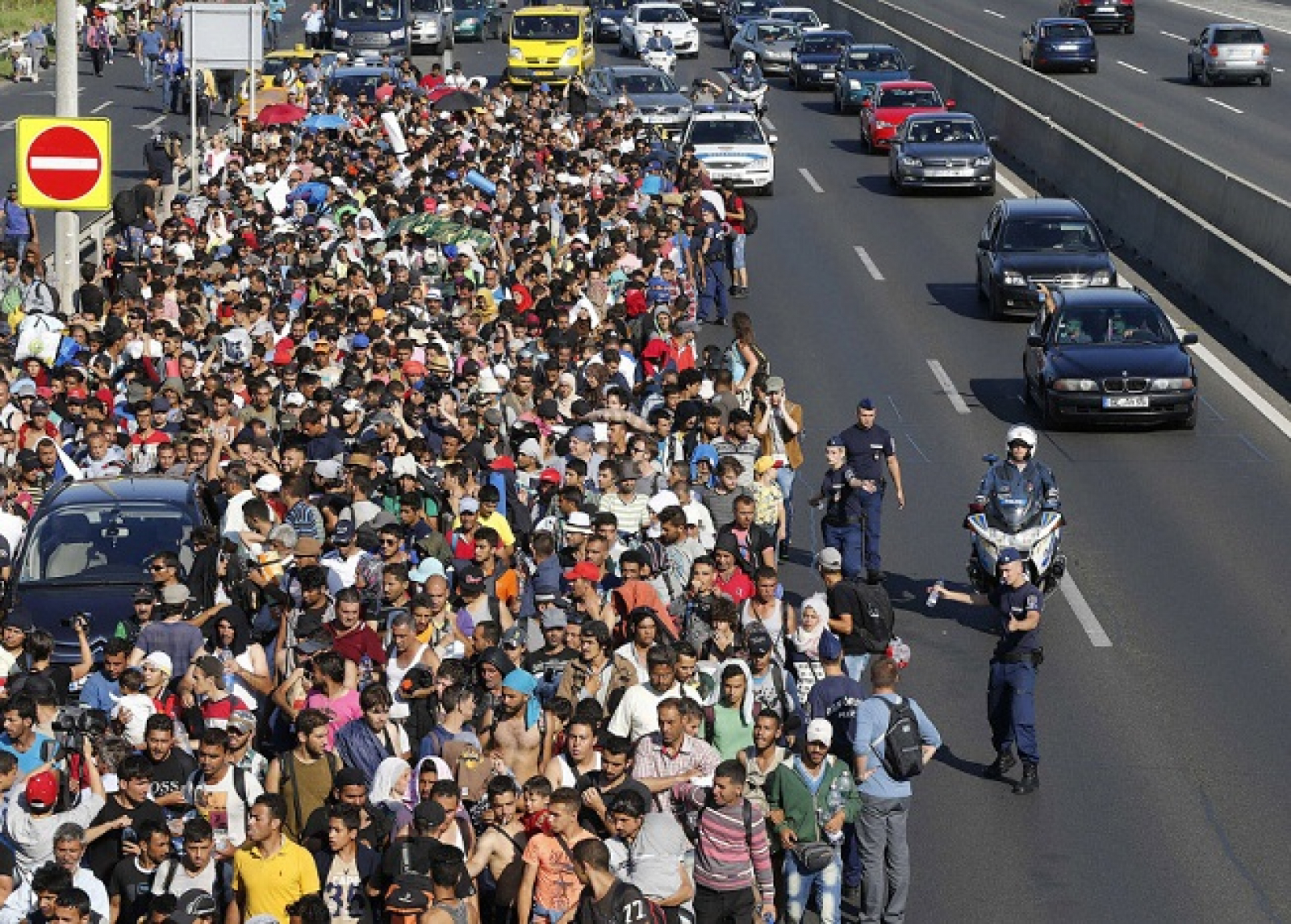 Мнения европейцев. Массовая миграция. Мигранты в Европе. Люди мигрируют. Толпа эмигрантов.
