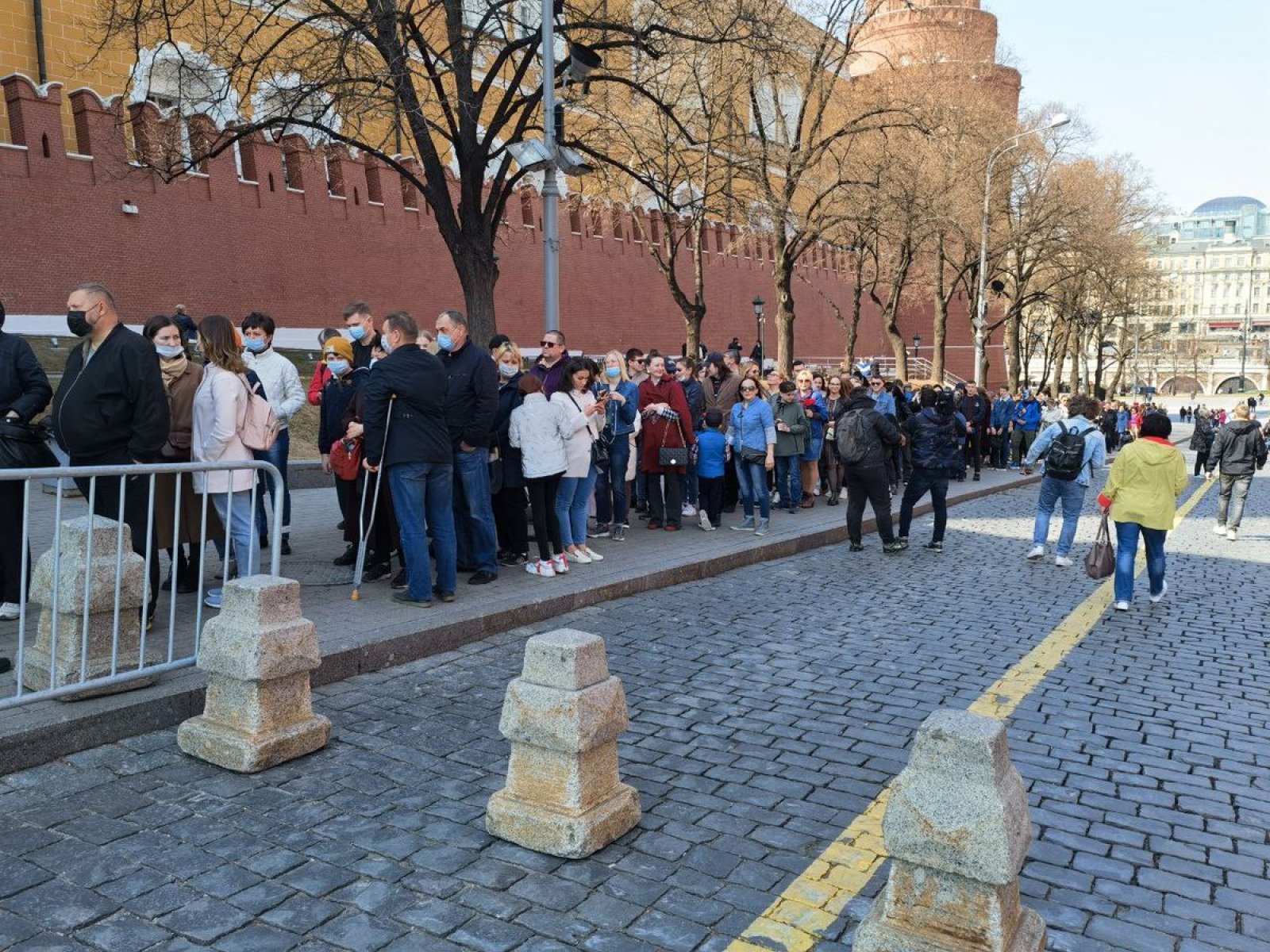 Открытие ленина. Москва мавзолей Ленина очередь. Очередь в мавзолей Ленина 2021. Очередь в мавзолей Ленина. Москва красная площадь очередь к мавзолею в.и.Ленина.