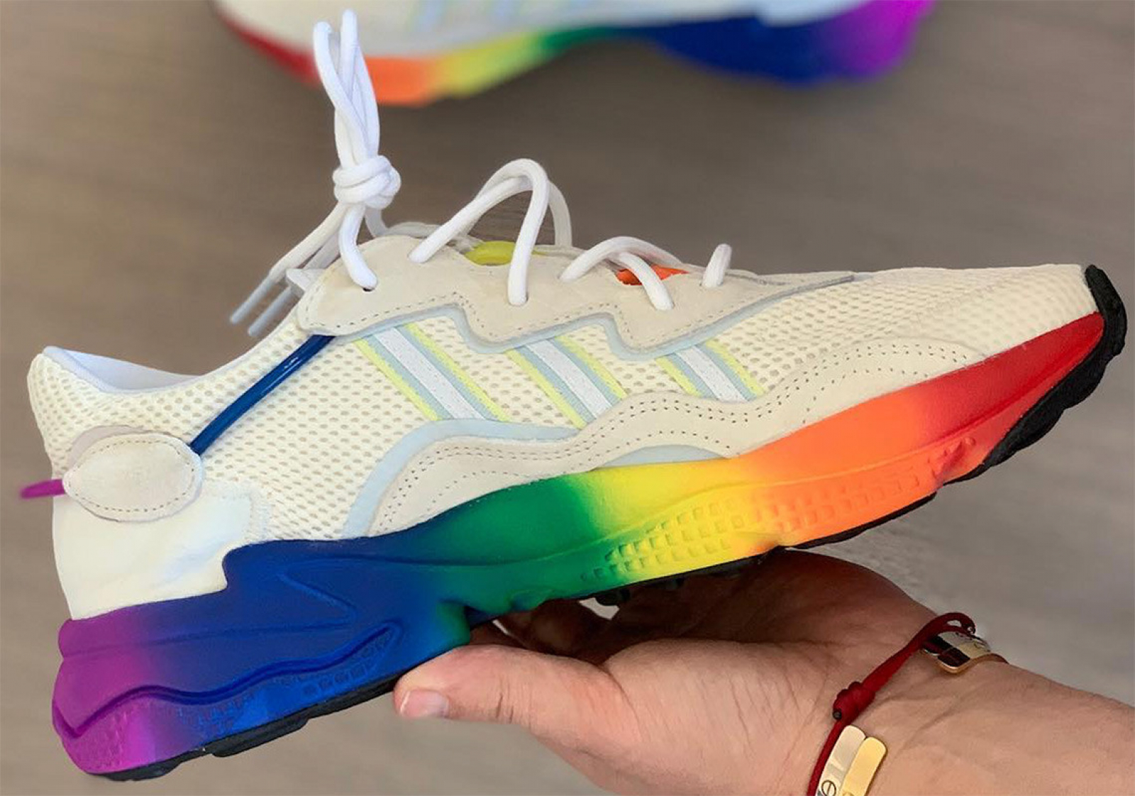 Европейский суд заставляет Adidas сделать полоски на логотипе цветными