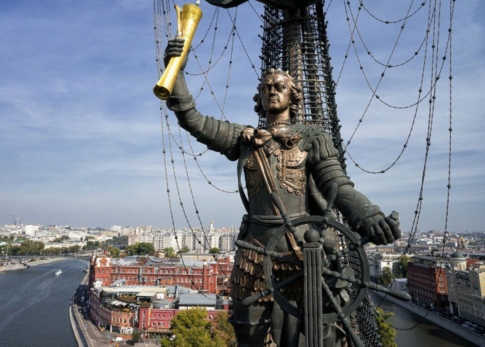 Чья статуя. Памятник Петру 1 в Москве Церетели. Скульптура Петра 1 Церетели в Москве. Зураб Церетели памятник Петру 1. Зураб Церетели Петр 1.