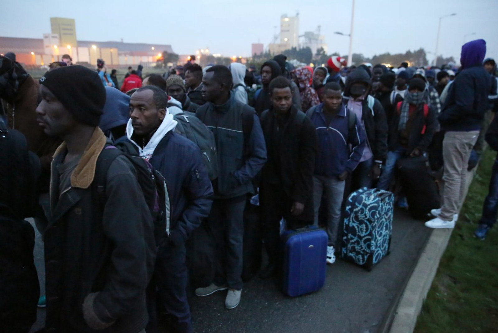 Негр француз. Иммигранты во Франции. Беженцы во Франции. Негры мигранты. Французы мигранты.