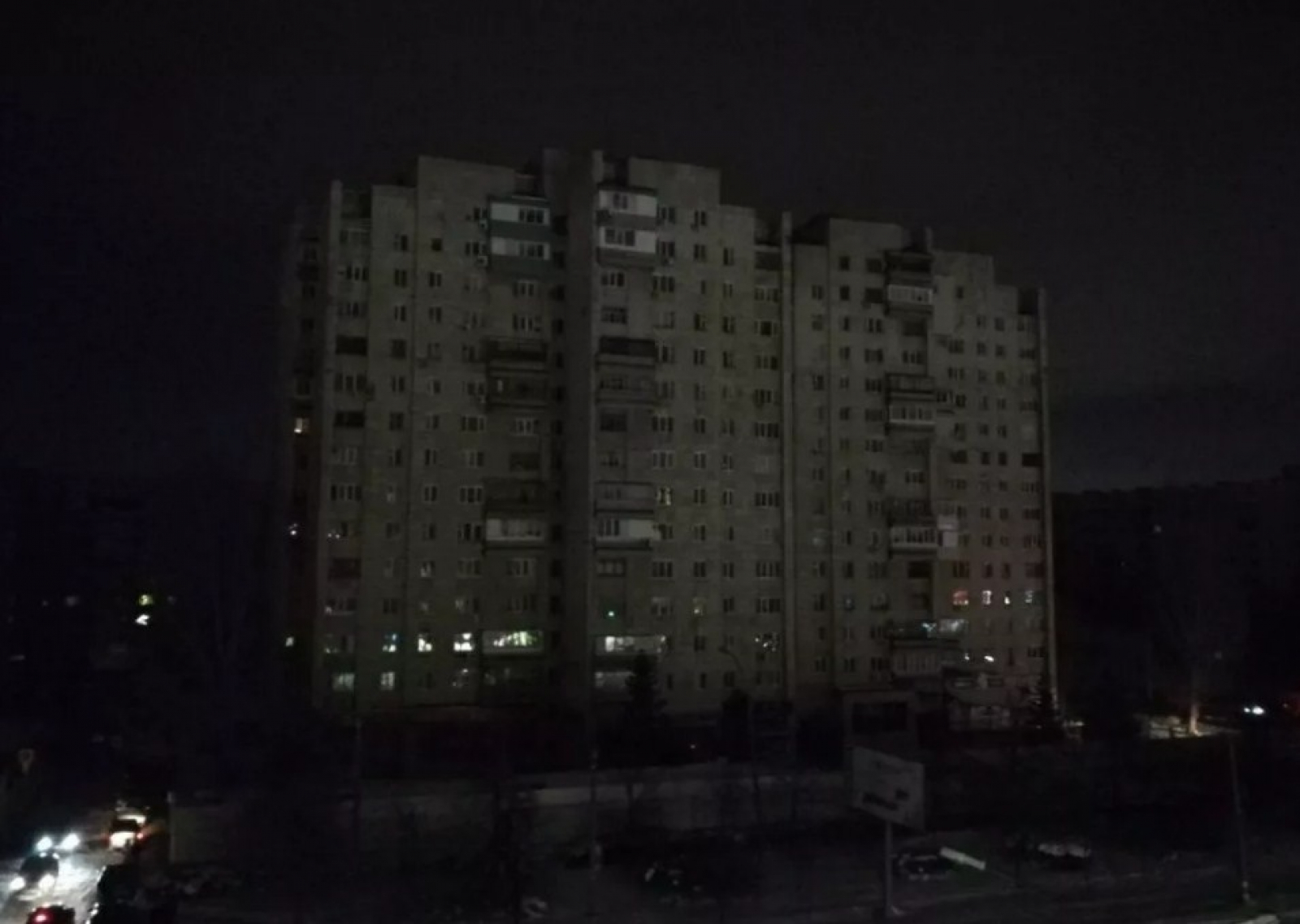Почему нет света в красноярске. Дом без света. Многоэтажка без света. Многоэтажки без света ночью. Район без света.
