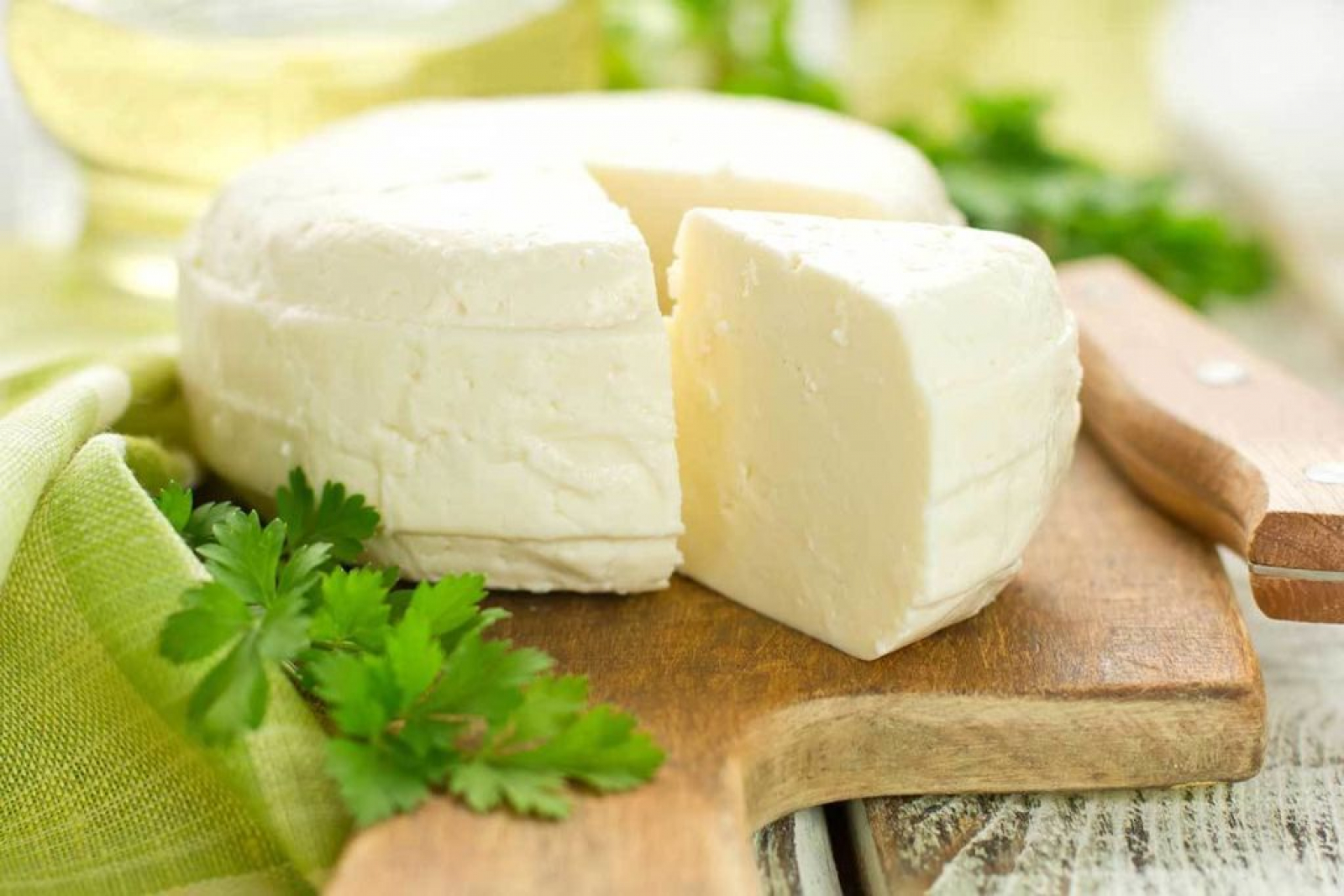 Сыр растительного происхождения. Адыгейский козий сыр. Сыр адыгейский рассольный. Адыгейский сыр матэ. Домашний сыр панир.