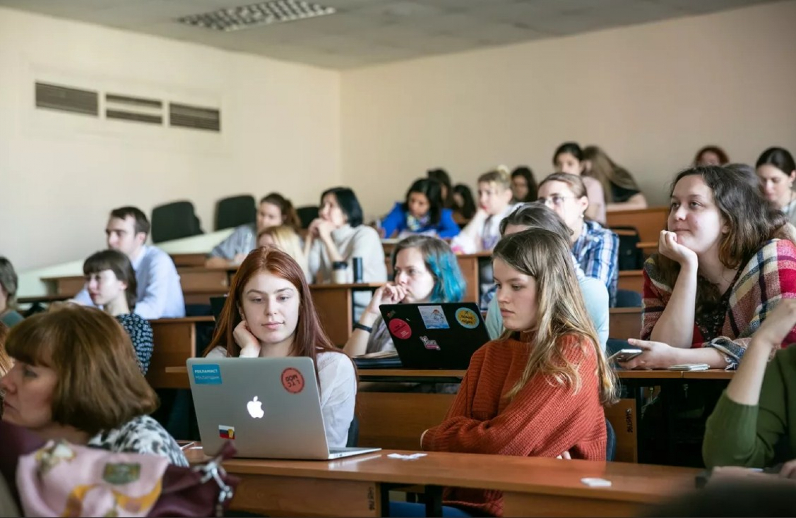 Высшая школа курсы. Студенты НИУ ВШЭ. Студенты высшей школы экономики. Студентки ВШЭ. Иностранные студенты ВШЭ.