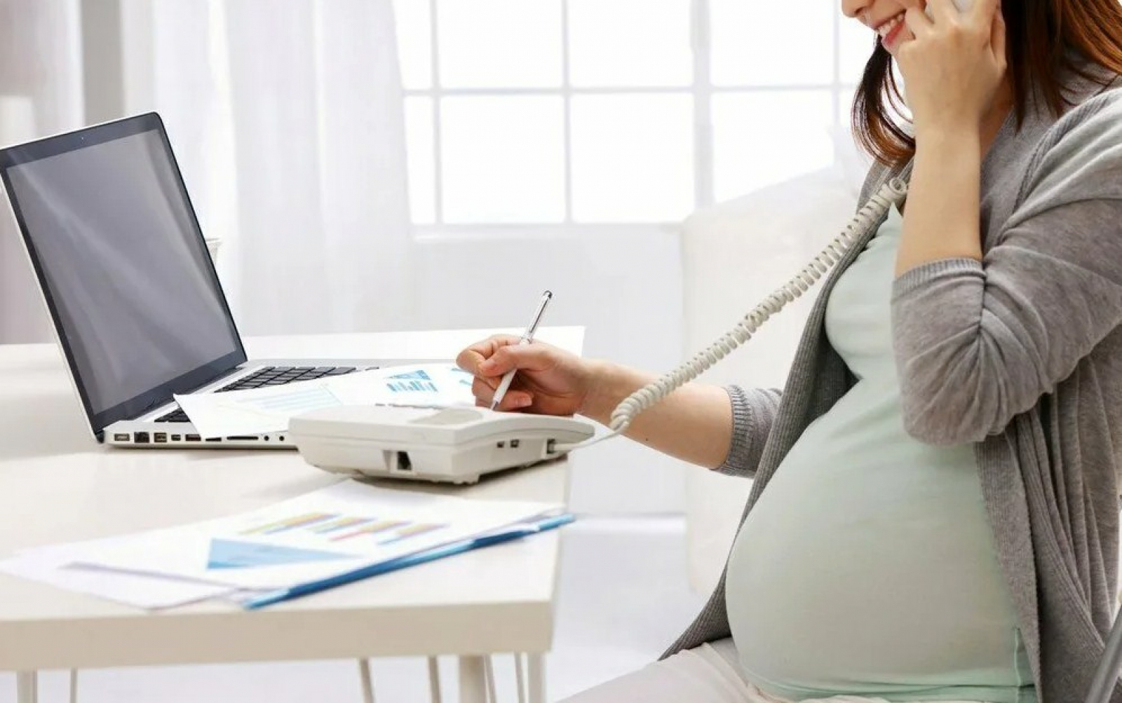 Труд беременных. Беременная женщина и компьютер. Беременная за компьютером. Беременная женщина на работе. Беременные женщины работают.