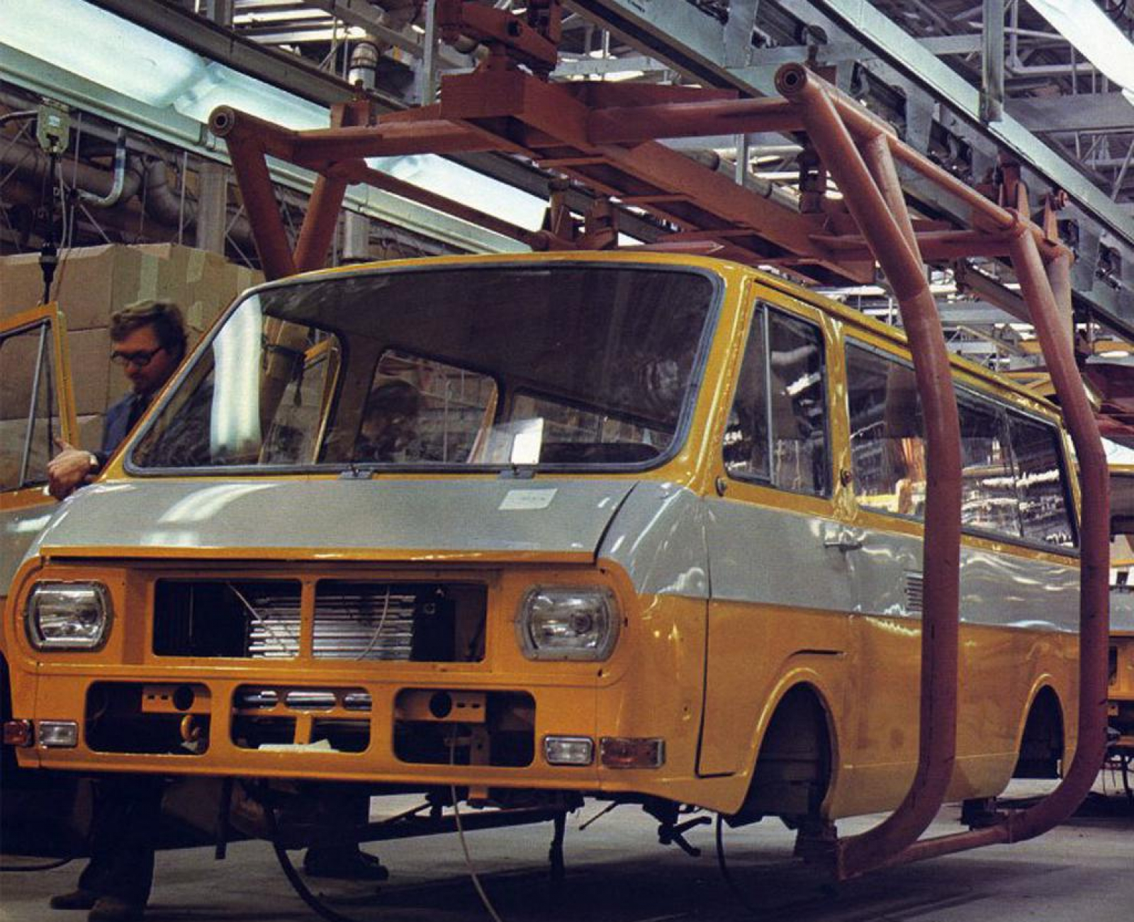 Автобус фабрика 8. РАФ-2203 Латвия. РАФ 2203 на заводе. Рижский автомобильный завод РАФ. РАФ 2203 олдбусклуб.