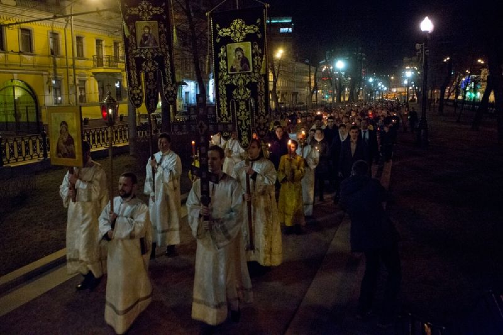 Вечерняя служба перед пасхой. Храм Христа Спасителя в Москве крестный ход. Крестный ход на Пасху. Крестный ход в Москве вокруг храма Христа Спасителя. Крестный ход на Пасху в храме Христа Спасителя.